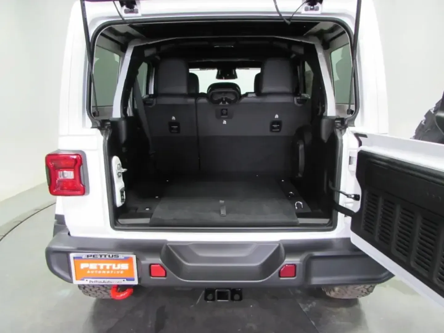 2026 /Black Jeep Wrangler Rubicon (1C4PJXFG2TW) with an 3.6L V6 DOHC 24V engine, 6M transmission, located at 12830 Highway 21, De Soto, MO, 63020, (636) 337-7777, 38.153099, -90.573624 - Weekend adventures don't have to wait for someday. If your ideal Saturday starts with coffee in De Soto and ends with mud on the tires after a run out toward St. Francois State Park or a scenic cruise along Highway 21, this 2026 Jeep Wrangler Rubicon is built for that lifestyle-trail-capable, commut - Photo#10