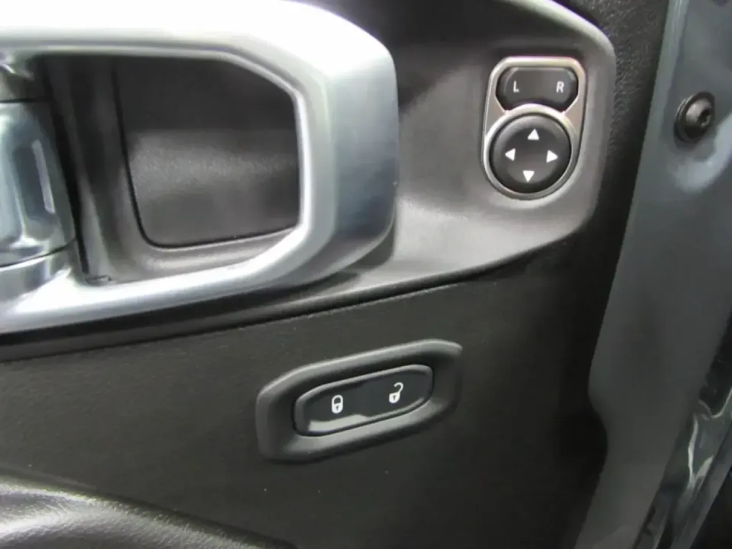 2026 /Black Jeep Gladiator Sport S (1C6PJTAG8TL) with an 3.6L V6 DOHC 24V engine, 6M transmission, located at 12830 Highway 21, De Soto, MO, 63020, (636) 337-7777, 38.153099, -90.573624 - Weekend lake runs to Washington State Park, hauling gear for a day at St. Joe State Park, or simply making the daily commute down Highway 21 feel a lot less ordinary-this 2026 Jeep Gladiator Sport is built for Missouri drivers who want real truck capability with true Jeep adventure DNA. Finished in - Photo#19