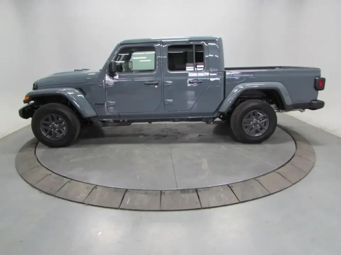 2026 /Black Jeep Gladiator Sport S (1C6PJTAG8TL) with an 3.6L V6 DOHC 24V engine, 6M transmission, located at 12830 Highway 21, De Soto, MO, 63020, (636) 337-7777, 38.153099, -90.573624 - Weekend lake runs to Washington State Park, hauling gear for a day at St. Joe State Park, or simply making the daily commute down Highway 21 feel a lot less ordinary-this 2026 Jeep Gladiator Sport is built for Missouri drivers who want real truck capability with true Jeep adventure DNA. Finished in - Photo#3