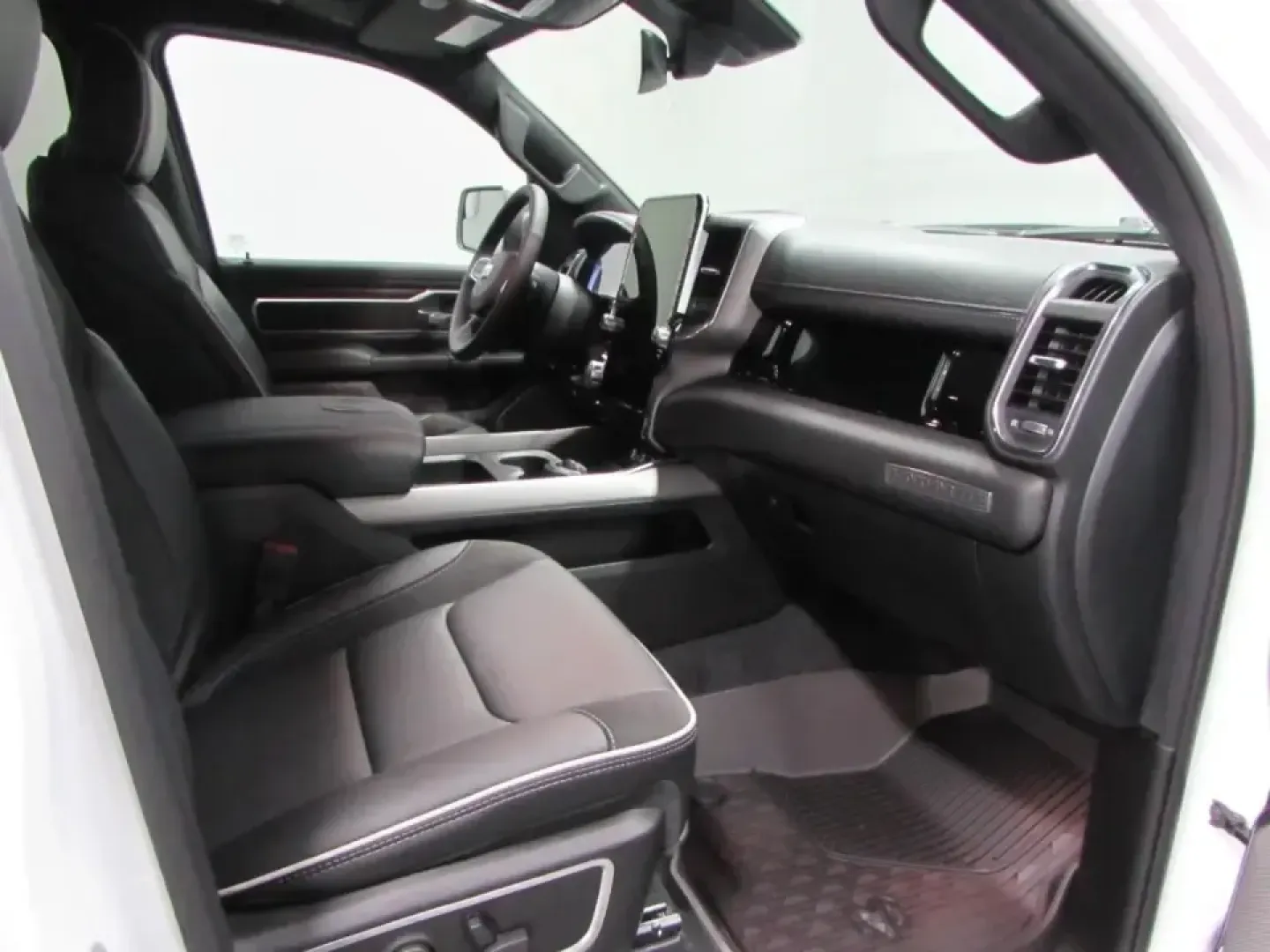2026 /Black Ram 1500 Laramie (1C6SRFJT9TN) with an 5.7L V8 OHV 16V engine, Automatic transmission, located at 12830 Highway 21, De Soto, MO, 63020, (636) 337-7777, 38.153099, -90.573624 - Whether you're hauling a camper out toward Washington State Park, commuting the daily stretch on MO-21, or loading up the crew for a weekend run to Main and Mill Brewing in nearby Festus, this truck is built for real-life Missouri miles. The 2026 Ram 1500 Laramie brings big-time capability with th - Photo#16