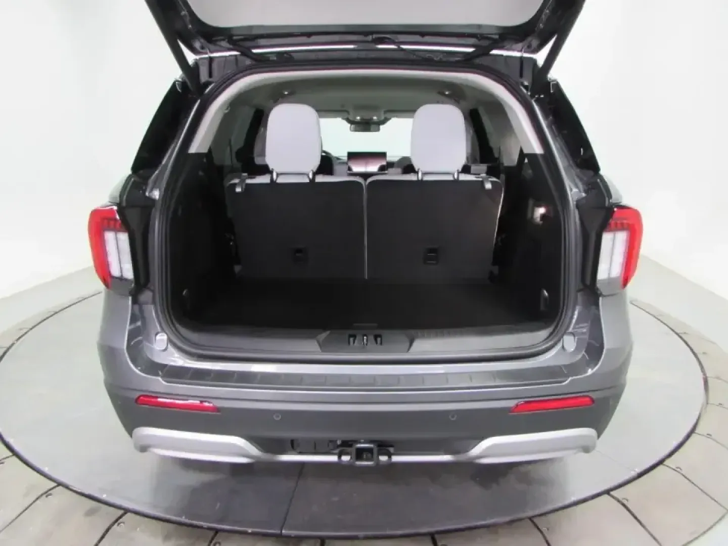 2026 /Salt Crystal/Onyx Ford Explorer Platinum (1FMUK8HH5TG) with an 2.3L EcoBoost I-4 engine, Automatic transmission, located at 12836 Highway 21, De Soto, MO, 63020, (636) 337-7777, 38.151867, -90.575615 - Pack up the crew, point the nose toward the Ozark backroads, and make every errand feel like a mini getaway-this **2026 Ford Explorer Platinum 4WD** is built for families, commuters, and weekend adventurers who want confident capability without giving up comfort. With an incredibly low **5 miles**, - Photo#10