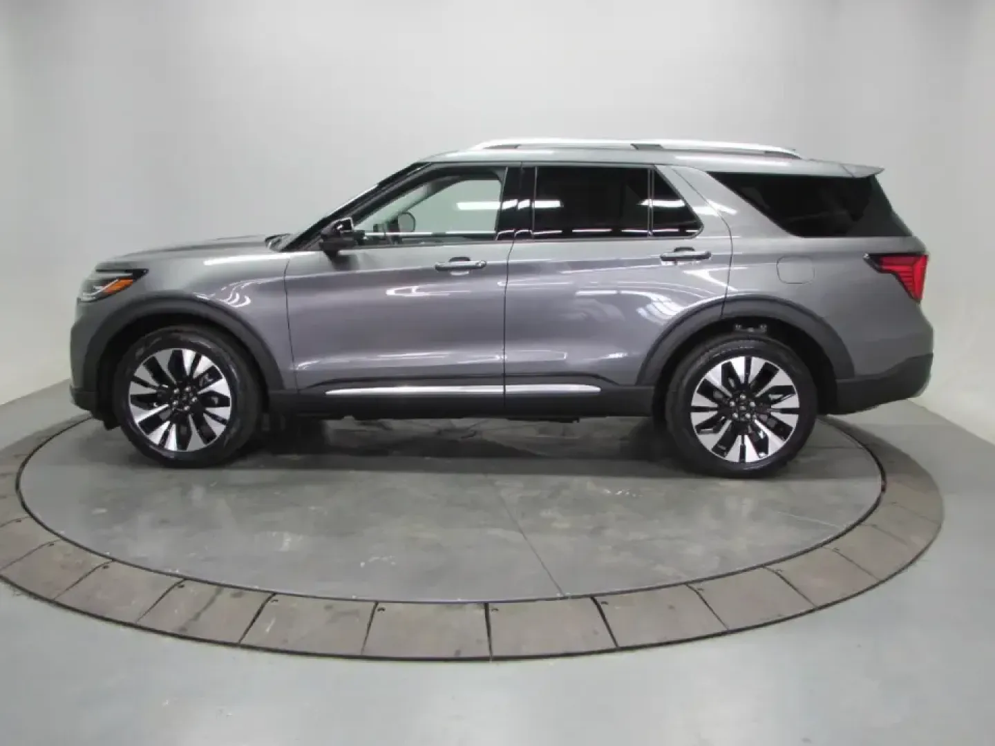 2026 /Salt Crystal/Onyx Ford Explorer Platinum (1FMUK8HH5TG) with an 2.3L EcoBoost I-4 engine, Automatic transmission, located at 12836 Highway 21, De Soto, MO, 63020, (636) 337-7777, 38.151867, -90.575615 - Pack up the crew, point the nose toward the Ozark backroads, and make every errand feel like a mini getaway-this **2026 Ford Explorer Platinum 4WD** is built for families, commuters, and weekend adventurers who want confident capability without giving up comfort. With an incredibly low **5 miles**, - Photo#3