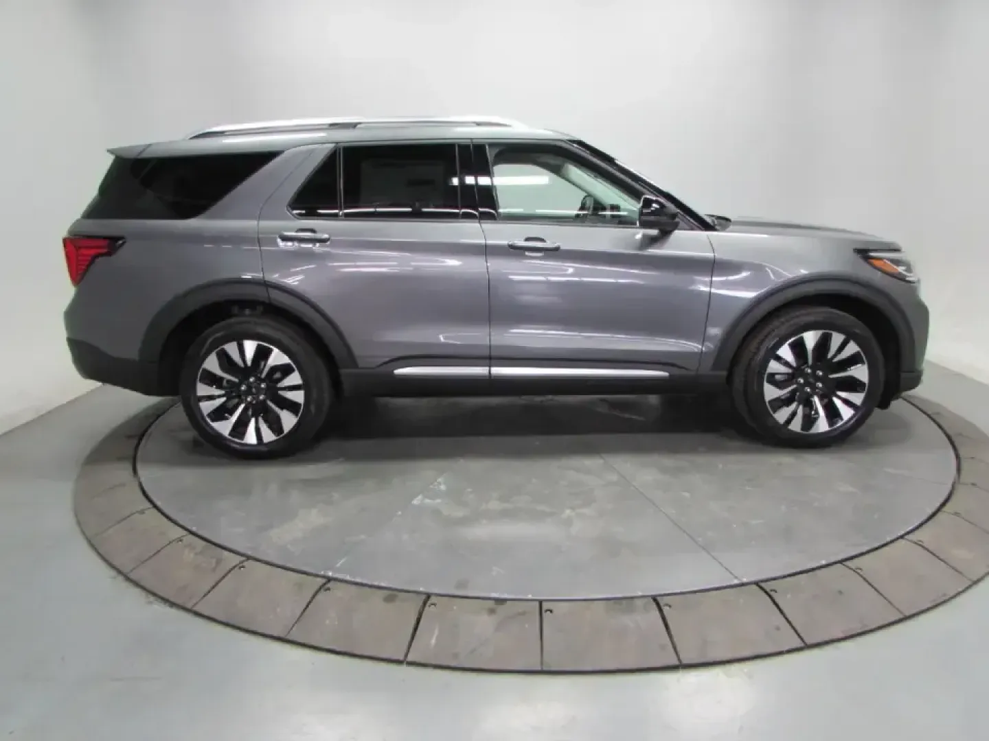 2026 /Salt Crystal/Onyx Ford Explorer Platinum (1FMUK8HH5TG) with an 2.3L EcoBoost I-4 engine, Automatic transmission, located at 12836 Highway 21, De Soto, MO, 63020, (636) 337-7777, 38.151867, -90.575615 - Pack up the crew, point the nose toward the Ozark backroads, and make every errand feel like a mini getaway-this **2026 Ford Explorer Platinum 4WD** is built for families, commuters, and weekend adventurers who want confident capability without giving up comfort. With an incredibly low **5 miles**, - Photo#7