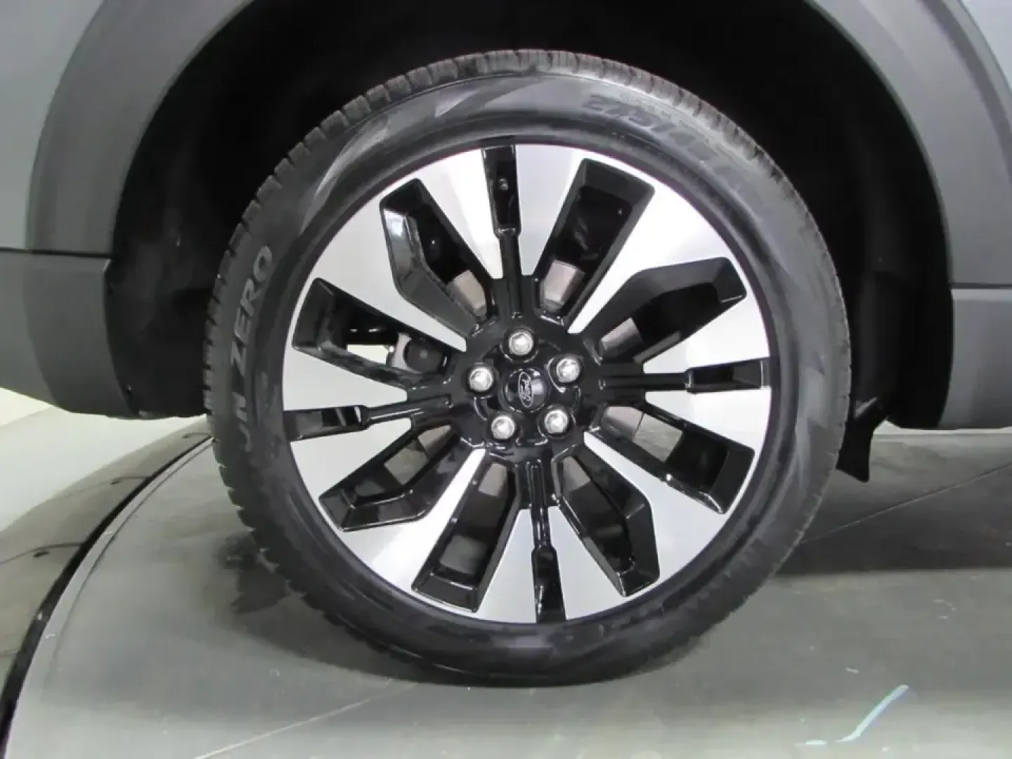 2026 /Salt Crystal/Onyx Ford Explorer Platinum (1FMUK8HH5TG) with an 2.3L EcoBoost I-4 engine, Automatic transmission, located at 12836 Highway 21, De Soto, MO, 63020, (636) 337-7777, 38.151867, -90.575615 - Pack up the crew, point the nose toward the Ozark backroads, and make every errand feel like a mini getaway-this **2026 Ford Explorer Platinum 4WD** is built for families, commuters, and weekend adventurers who want confident capability without giving up comfort. With an incredibly low **5 miles**, - Photo#8