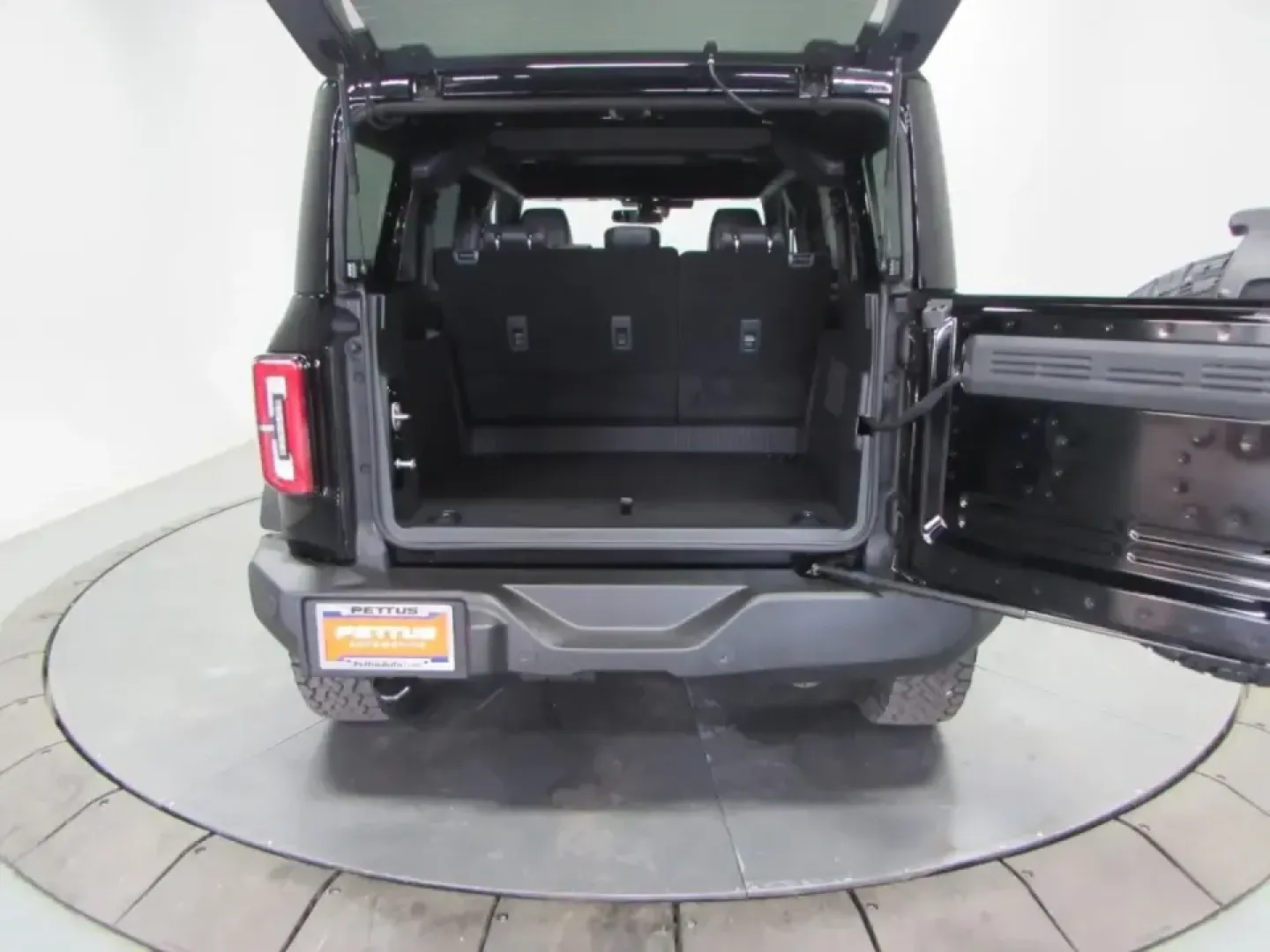 2026 /Black Ford Bronco Outer Banks (1FMEE8BP2TL) with an 2.7L V6 engine, Automatic transmission, located at 12836 Highway 21, De Soto, MO, 63020, (636) 337-7777, 38.151867, -90.575615 - Picture a Saturday that starts with coffee in De Soto and ends with sunset views after a backroad drive through Jefferson County-this 2026 Ford Bronco Outer Banks is built for that kind of life. With legendary 4x4 capability and everyday comfort, it's ideal for weekend adventures, road-trip routes, - Photo#10