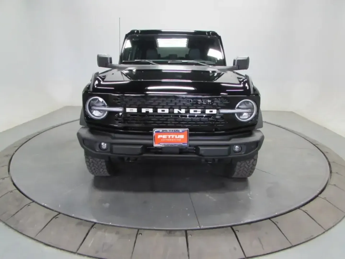 2026 /Black Ford Bronco Outer Banks (1FMEE8BP2TL) with an 2.7L V6 engine, Automatic transmission, located at 12836 Highway 21, De Soto, MO, 63020, (636) 337-7777, 38.151867, -90.575615 - Picture a Saturday that starts with coffee in De Soto and ends with sunset views after a backroad drive through Jefferson County-this 2026 Ford Bronco Outer Banks is built for that kind of life. With legendary 4x4 capability and everyday comfort, it's ideal for weekend adventures, road-trip routes, - Photo#1