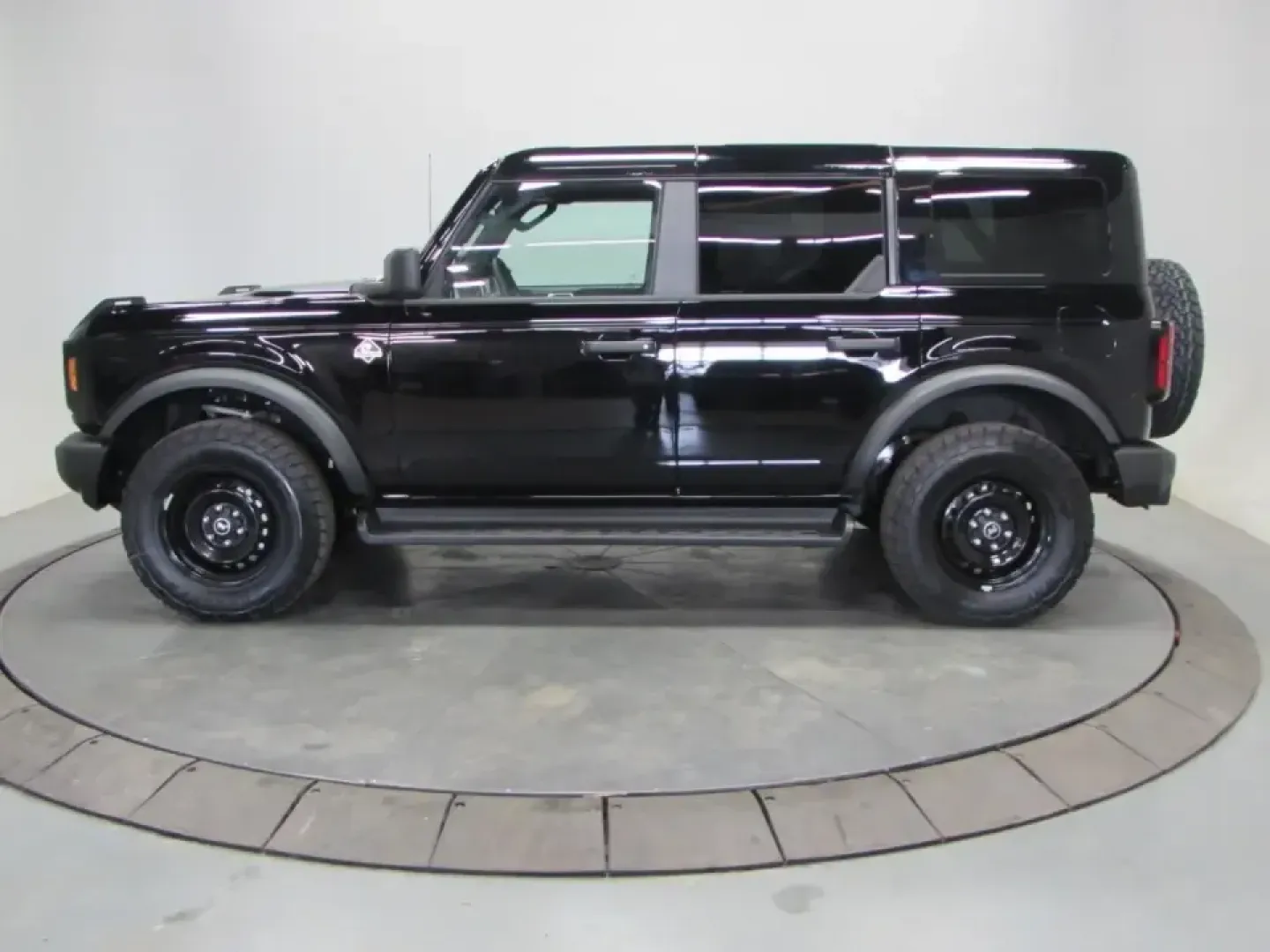 2026 /Black Ford Bronco Outer Banks (1FMEE8BP2TL) with an 2.7L V6 engine, Automatic transmission, located at 12836 Highway 21, De Soto, MO, 63020, (636) 337-7777, 38.151867, -90.575615 - Picture a Saturday that starts with coffee in De Soto and ends with sunset views after a backroad drive through Jefferson County-this 2026 Ford Bronco Outer Banks is built for that kind of life. With legendary 4x4 capability and everyday comfort, it's ideal for weekend adventures, road-trip routes, - Photo#3
