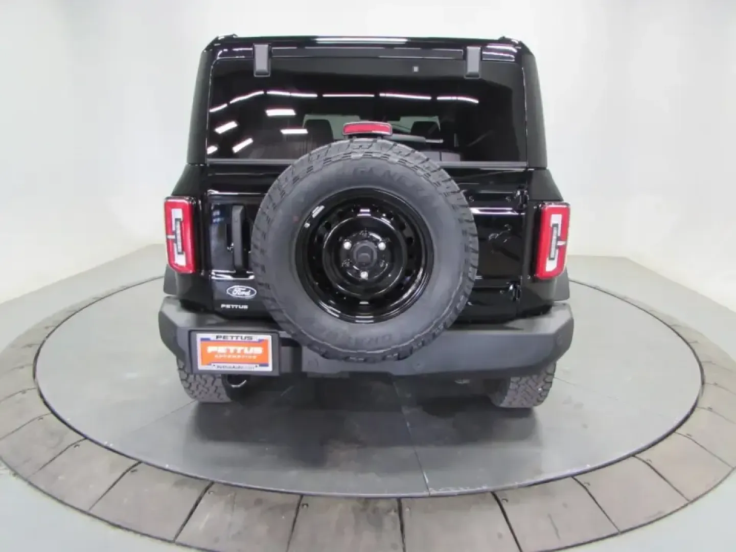 2026 /Black Ford Bronco Outer Banks (1FMEE8BP2TL) with an 2.7L V6 engine, Automatic transmission, located at 12836 Highway 21, De Soto, MO, 63020, (636) 337-7777, 38.151867, -90.575615 - Picture a Saturday that starts with coffee in De Soto and ends with sunset views after a backroad drive through Jefferson County-this 2026 Ford Bronco Outer Banks is built for that kind of life. With legendary 4x4 capability and everyday comfort, it's ideal for weekend adventures, road-trip routes, - Photo#5