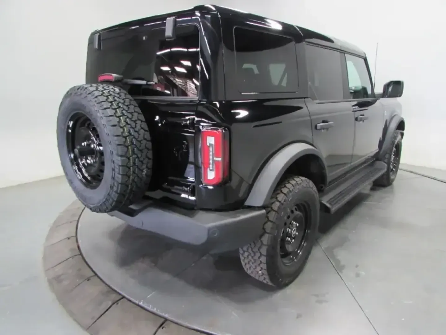2026 /Black Ford Bronco Outer Banks (1FMEE8BP2TL) with an 2.7L V6 engine, Automatic transmission, located at 12836 Highway 21, De Soto, MO, 63020, (636) 337-7777, 38.151867, -90.575615 - Picture a Saturday that starts with coffee in De Soto and ends with sunset views after a backroad drive through Jefferson County-this 2026 Ford Bronco Outer Banks is built for that kind of life. With legendary 4x4 capability and everyday comfort, it's ideal for weekend adventures, road-trip routes, - Photo#6