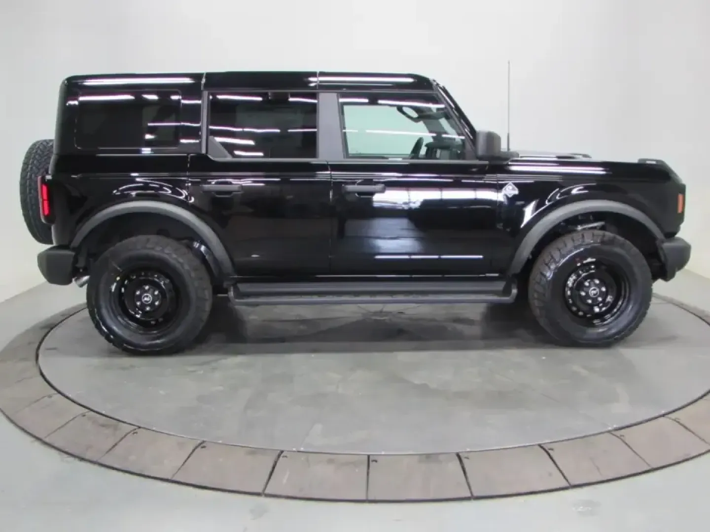 2026 /Black Ford Bronco Outer Banks (1FMEE8BP2TL) with an 2.7L V6 engine, Automatic transmission, located at 12836 Highway 21, De Soto, MO, 63020, (636) 337-7777, 38.151867, -90.575615 - Picture a Saturday that starts with coffee in De Soto and ends with sunset views after a backroad drive through Jefferson County-this 2026 Ford Bronco Outer Banks is built for that kind of life. With legendary 4x4 capability and everyday comfort, it's ideal for weekend adventures, road-trip routes, - Photo#7