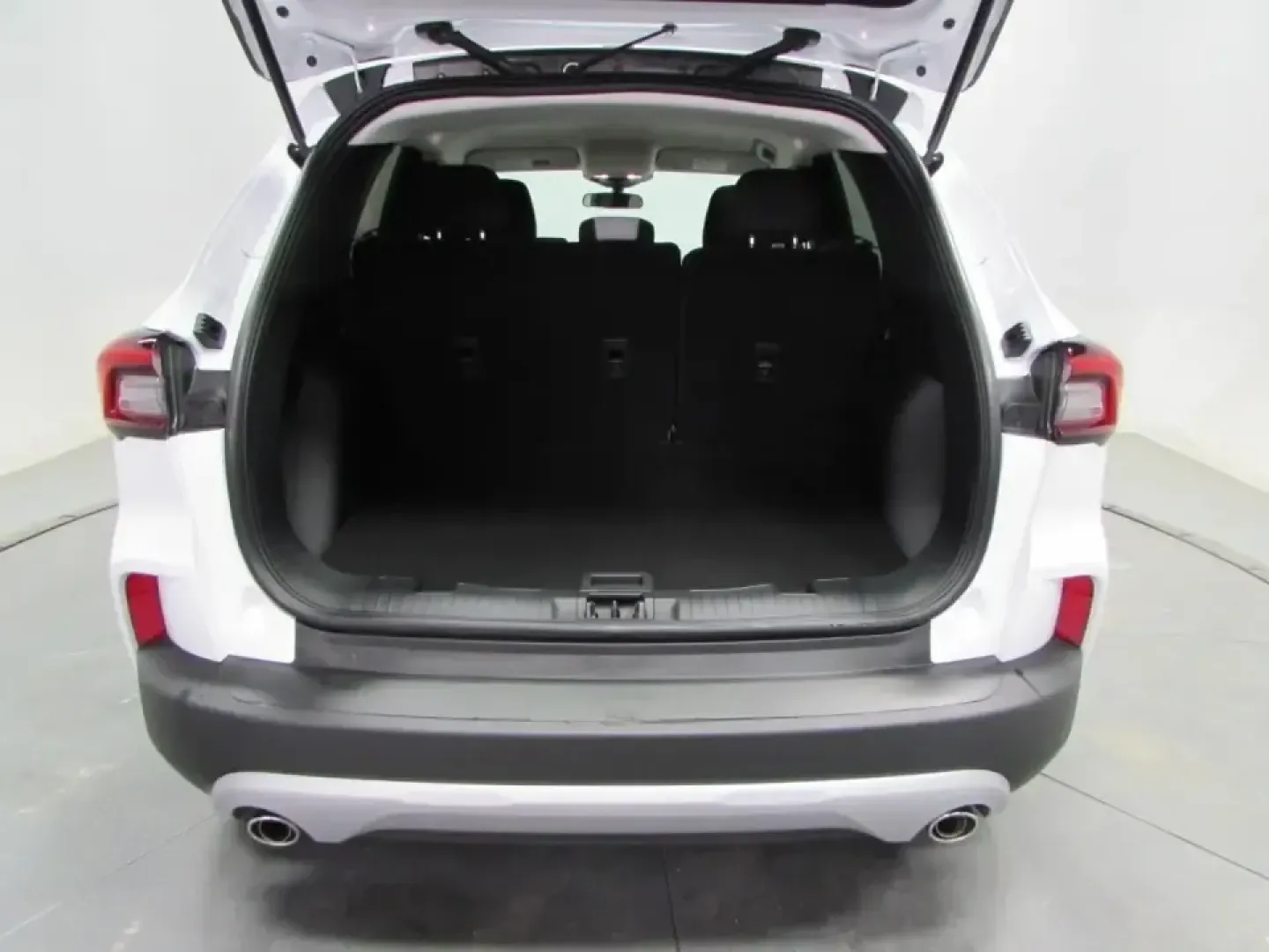 2026 /Gray Ford Escape Active (1FMCU0GN4TU) with an 1.5L engine, 8A transmission, located at 12836 Highway 21, De Soto, MO, 63020, (636) 337-7777, 38.151867, -90.575615 - Whether you're a daily commuter running up and down MO-21, a growing family shuttling between school, practice, and errands, or a weekend explorer heading toward the Mark Twain National Forest, this **2026 Ford Escape Active** is built to keep life moving-comfortably, efficiently, and with the confi - Photo#10