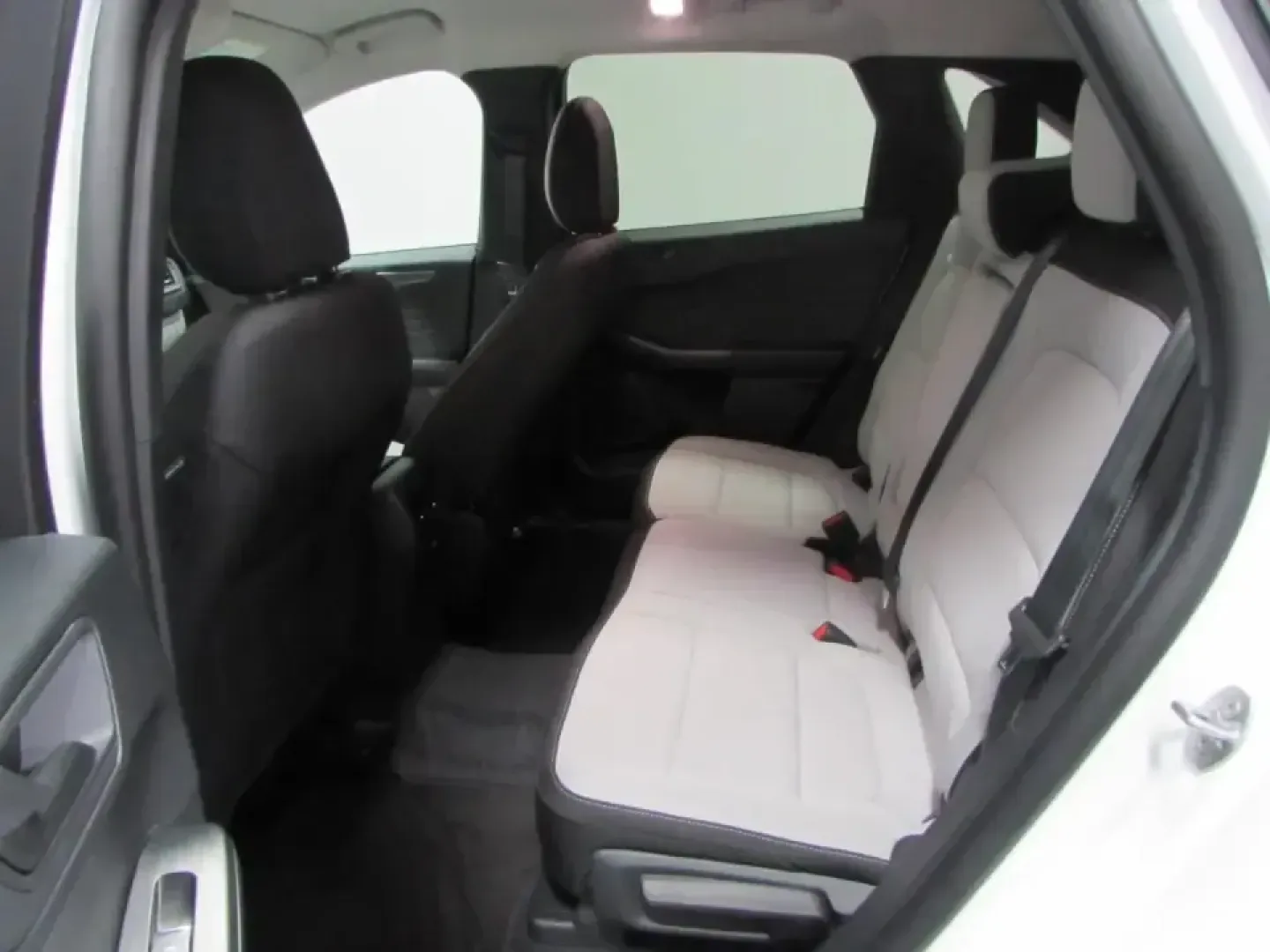 2026 /Gray Ford Escape Active (1FMCU0GN4TU) with an 1.5L engine, 8A transmission, located at 12836 Highway 21, De Soto, MO, 63020, (636) 337-7777, 38.151867, -90.575615 - Whether you're a daily commuter running up and down MO-21, a growing family shuttling between school, practice, and errands, or a weekend explorer heading toward the Mark Twain National Forest, this **2026 Ford Escape Active** is built to keep life moving-comfortably, efficiently, and with the confi - Photo#14