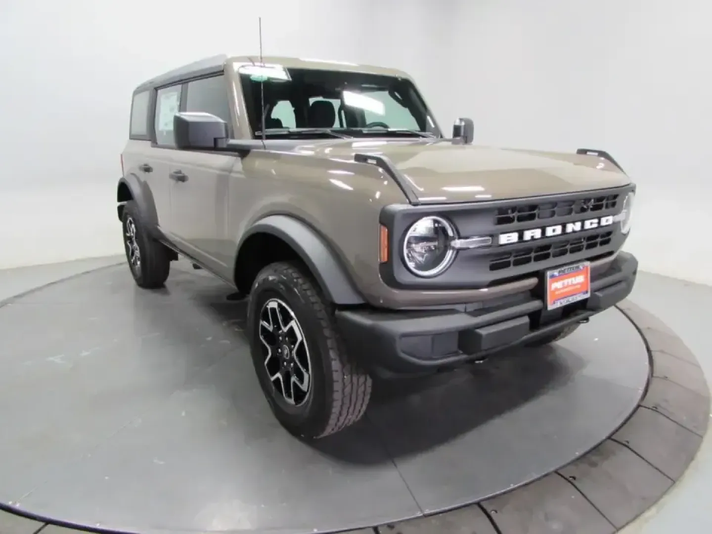 2026 /Dark Gray W/Black Onyx Ford Bronco Base (1FMDE6BH7TL) with an 2.3L EcoBoost I-4 engine, located at 12836 Highway 21, De Soto, MO, 63020, (636) 337-7777, 38.151867, -90.575615 - Weekend adventures start the moment you turn the key-and the 2026 Ford Bronco Base is built for the kind of Missouri living that mixes weekday practicality with dirt-road spontaneity. Whether you're heading out before sunrise for a hike, hauling gear for a day at the lake, or just want a bold daily - Photo#0