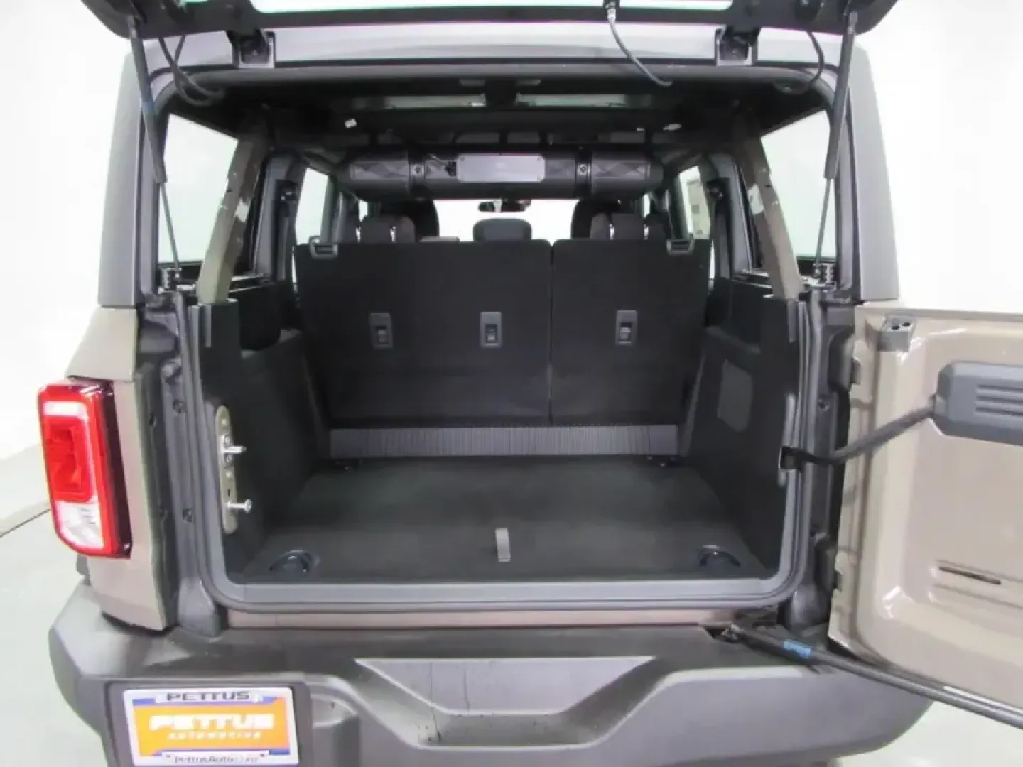 2026 /Dark Gray W/Black Onyx Ford Bronco Base (1FMDE6BH7TL) with an 2.3L EcoBoost I-4 engine, located at 12836 Highway 21, De Soto, MO, 63020, (636) 337-7777, 38.151867, -90.575615 - Weekend adventures start the moment you turn the key-and the 2026 Ford Bronco Base is built for the kind of Missouri living that mixes weekday practicality with dirt-road spontaneity. Whether you're heading out before sunrise for a hike, hauling gear for a day at the lake, or just want a bold daily - Photo#10