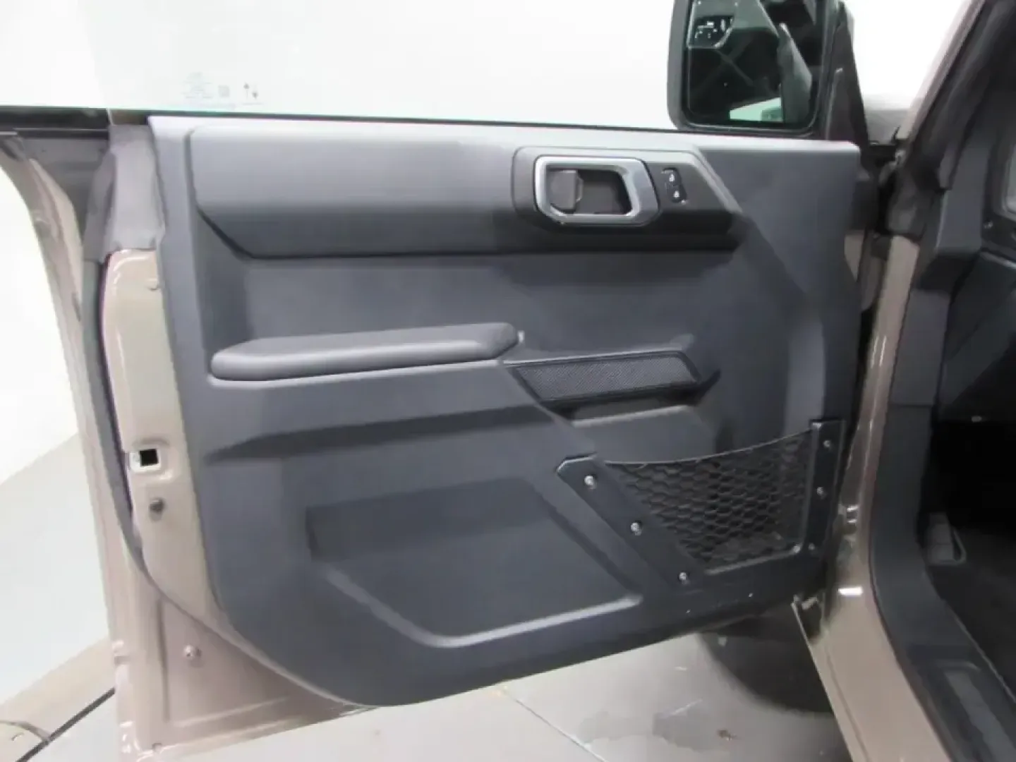 2026 /Dark Gray W/Black Onyx Ford Bronco Base (1FMDE6BH7TL) with an 2.3L EcoBoost I-4 engine, located at 12836 Highway 21, De Soto, MO, 63020, (636) 337-7777, 38.151867, -90.575615 - Weekend adventures start the moment you turn the key-and the 2026 Ford Bronco Base is built for the kind of Missouri living that mixes weekday practicality with dirt-road spontaneity. Whether you're heading out before sunrise for a hike, hauling gear for a day at the lake, or just want a bold daily - Photo#11