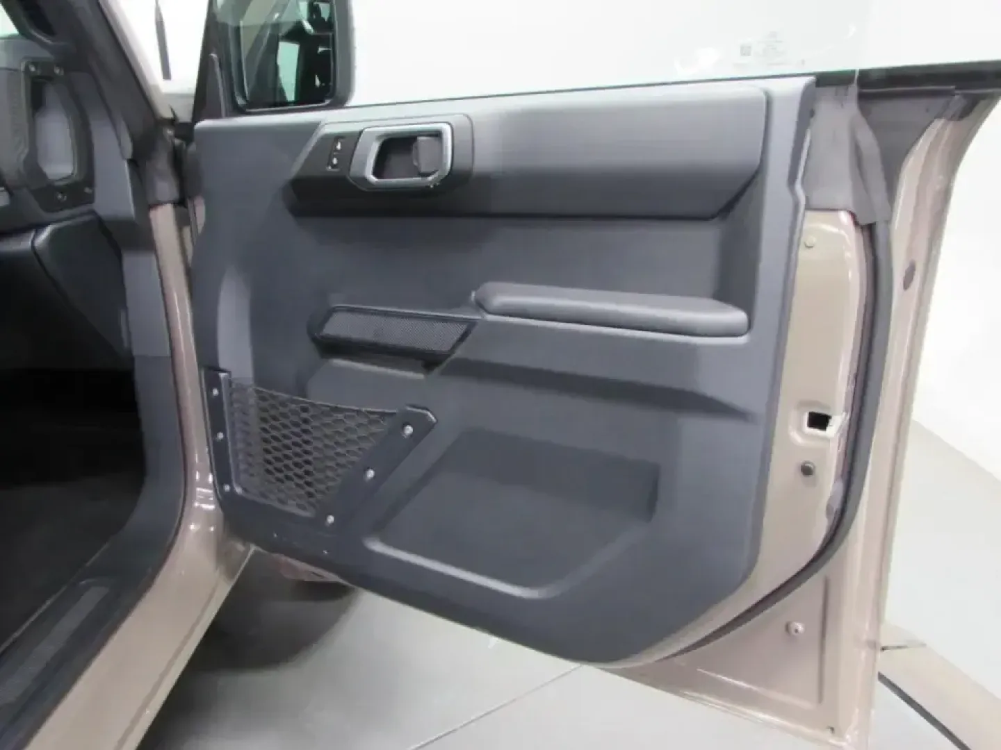 2026 /Dark Gray W/Black Onyx Ford Bronco Base (1FMDE6BH7TL) with an 2.3L EcoBoost I-4 engine, located at 12836 Highway 21, De Soto, MO, 63020, (636) 337-7777, 38.151867, -90.575615 - Weekend adventures start the moment you turn the key-and the 2026 Ford Bronco Base is built for the kind of Missouri living that mixes weekday practicality with dirt-road spontaneity. Whether you're heading out before sunrise for a hike, hauling gear for a day at the lake, or just want a bold daily - Photo#15