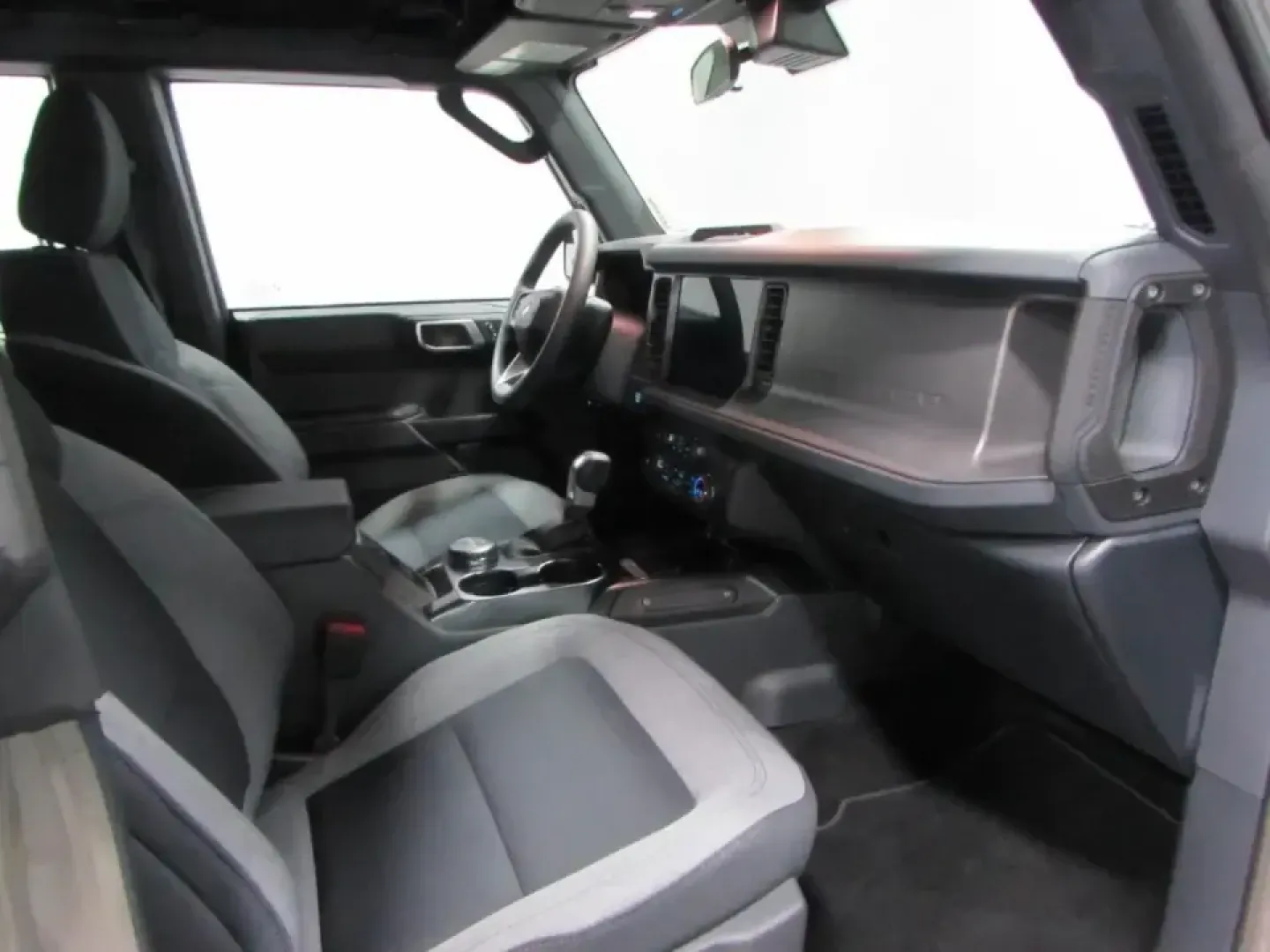 2026 /Dark Gray W/Black Onyx Ford Bronco Base (1FMDE6BH7TL) with an 2.3L EcoBoost I-4 engine, located at 12836 Highway 21, De Soto, MO, 63020, (636) 337-7777, 38.151867, -90.575615 - Weekend adventures start the moment you turn the key-and the 2026 Ford Bronco Base is built for the kind of Missouri living that mixes weekday practicality with dirt-road spontaneity. Whether you're heading out before sunrise for a hike, hauling gear for a day at the lake, or just want a bold daily - Photo#16