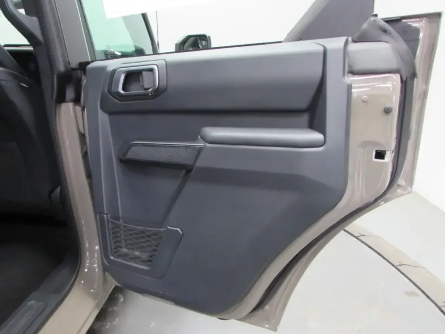 2026 /Dark Gray W/Black Onyx Ford Bronco Base (1FMDE6BH7TL) with an 2.3L EcoBoost I-4 engine, located at 12836 Highway 21, De Soto, MO, 63020, (636) 337-7777, 38.151867, -90.575615 - Weekend adventures start the moment you turn the key-and the 2026 Ford Bronco Base is built for the kind of Missouri living that mixes weekday practicality with dirt-road spontaneity. Whether you're heading out before sunrise for a hike, hauling gear for a day at the lake, or just want a bold daily - Photo#17