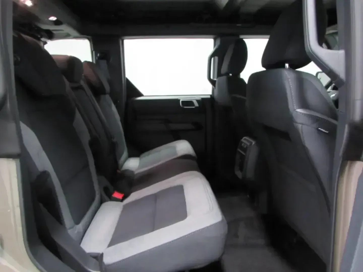 2026 /Dark Gray W/Black Onyx Ford Bronco Base (1FMDE6BH7TL) with an 2.3L EcoBoost I-4 engine, located at 12836 Highway 21, De Soto, MO, 63020, (636) 337-7777, 38.151867, -90.575615 - Weekend adventures start the moment you turn the key-and the 2026 Ford Bronco Base is built for the kind of Missouri living that mixes weekday practicality with dirt-road spontaneity. Whether you're heading out before sunrise for a hike, hauling gear for a day at the lake, or just want a bold daily - Photo#18