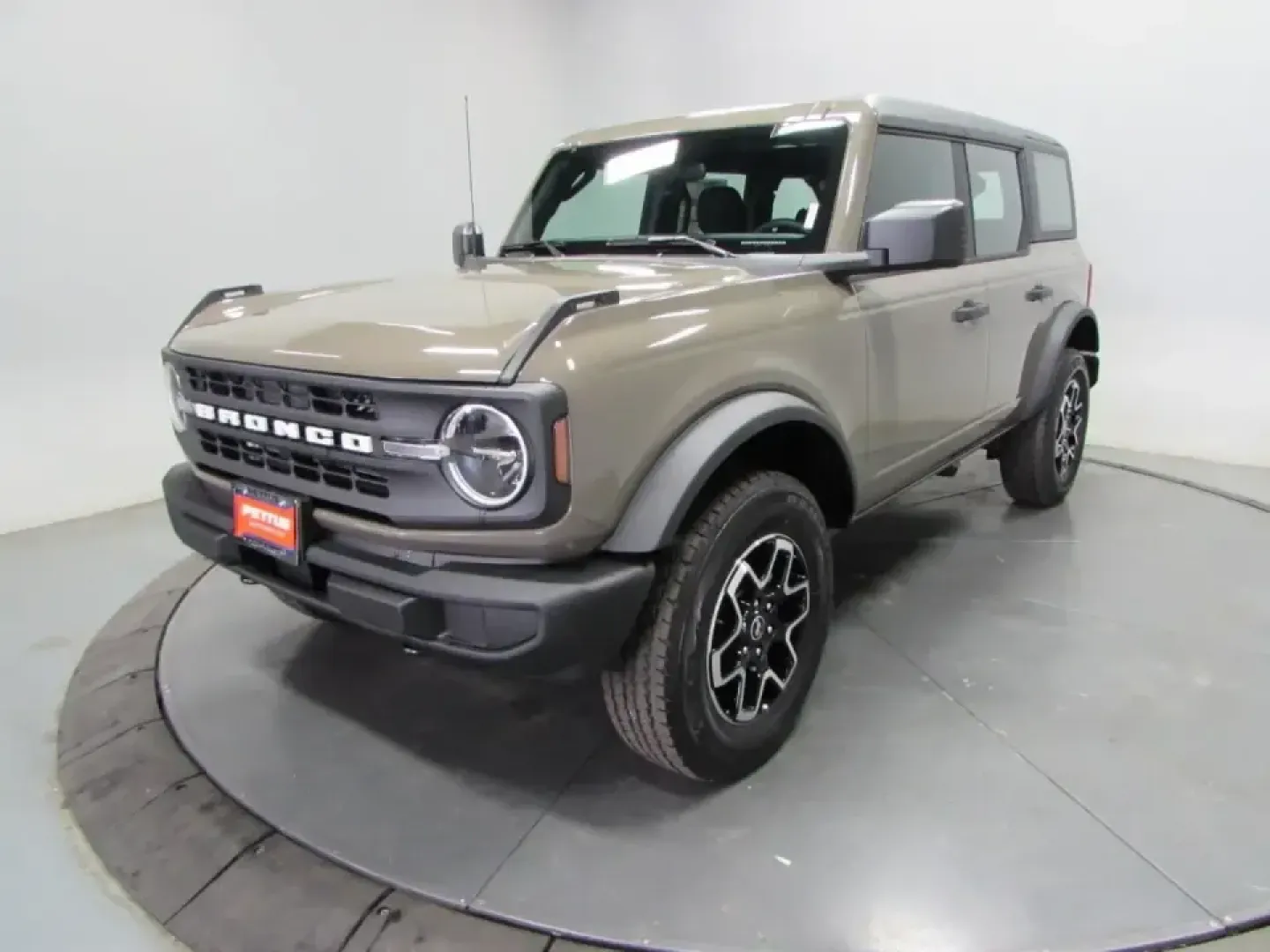 2026 /Dark Gray W/Black Onyx Ford Bronco Base (1FMDE6BH7TL) with an 2.3L EcoBoost I-4 engine, located at 12836 Highway 21, De Soto, MO, 63020, (636) 337-7777, 38.151867, -90.575615 - Weekend adventures start the moment you turn the key-and the 2026 Ford Bronco Base is built for the kind of Missouri living that mixes weekday practicality with dirt-road spontaneity. Whether you're heading out before sunrise for a hike, hauling gear for a day at the lake, or just want a bold daily - Photo#2