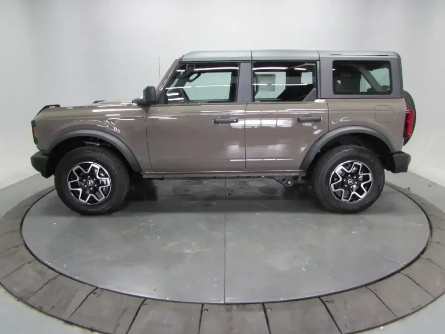 2026 /Dark Gray W/Black Onyx Ford Bronco Base (1FMDE6BH7TL) with an 2.3L EcoBoost I-4 engine, located at 12836 Highway 21, De Soto, MO, 63020, (636) 337-7777, 38.151867, -90.575615 - Weekend adventures start the moment you turn the key-and the 2026 Ford Bronco Base is built for the kind of Missouri living that mixes weekday practicality with dirt-road spontaneity. Whether you're heading out before sunrise for a hike, hauling gear for a day at the lake, or just want a bold daily - Photo#3