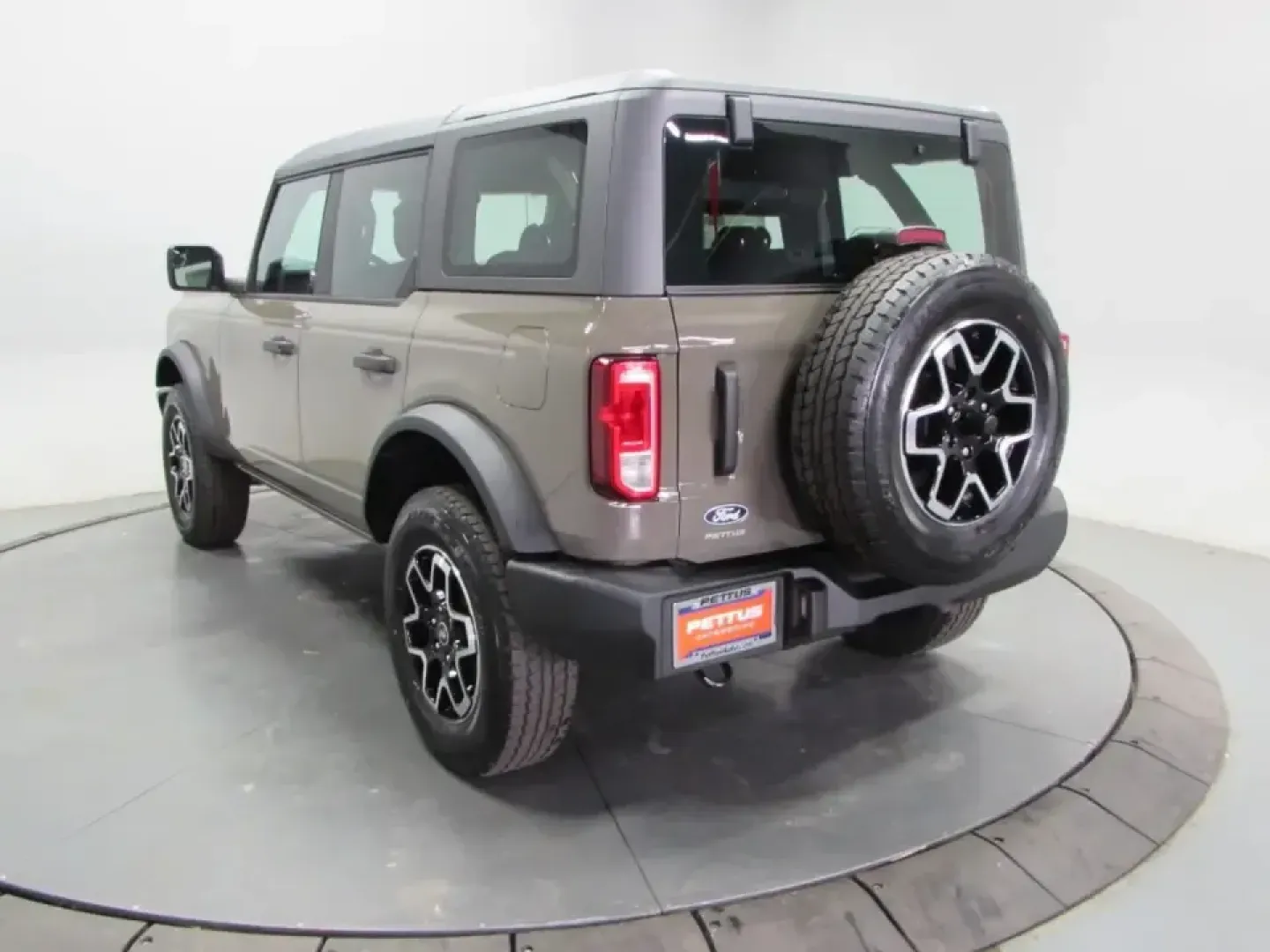 2026 /Dark Gray W/Black Onyx Ford Bronco Base (1FMDE6BH7TL) with an 2.3L EcoBoost I-4 engine, located at 12836 Highway 21, De Soto, MO, 63020, (636) 337-7777, 38.151867, -90.575615 - Weekend adventures start the moment you turn the key-and the 2026 Ford Bronco Base is built for the kind of Missouri living that mixes weekday practicality with dirt-road spontaneity. Whether you're heading out before sunrise for a hike, hauling gear for a day at the lake, or just want a bold daily - Photo#4