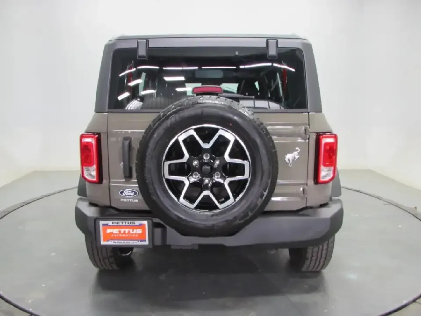 2026 /Dark Gray W/Black Onyx Ford Bronco Base (1FMDE6BH7TL) with an 2.3L EcoBoost I-4 engine, located at 12836 Highway 21, De Soto, MO, 63020, (636) 337-7777, 38.151867, -90.575615 - Weekend adventures start the moment you turn the key-and the 2026 Ford Bronco Base is built for the kind of Missouri living that mixes weekday practicality with dirt-road spontaneity. Whether you're heading out before sunrise for a hike, hauling gear for a day at the lake, or just want a bold daily - Photo#5