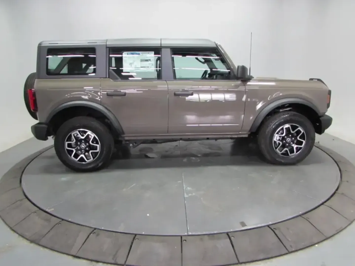 2026 /Dark Gray W/Black Onyx Ford Bronco Base (1FMDE6BH7TL) with an 2.3L EcoBoost I-4 engine, located at 12836 Highway 21, De Soto, MO, 63020, (636) 337-7777, 38.151867, -90.575615 - Weekend adventures start the moment you turn the key-and the 2026 Ford Bronco Base is built for the kind of Missouri living that mixes weekday practicality with dirt-road spontaneity. Whether you're heading out before sunrise for a hike, hauling gear for a day at the lake, or just want a bold daily - Photo#7
