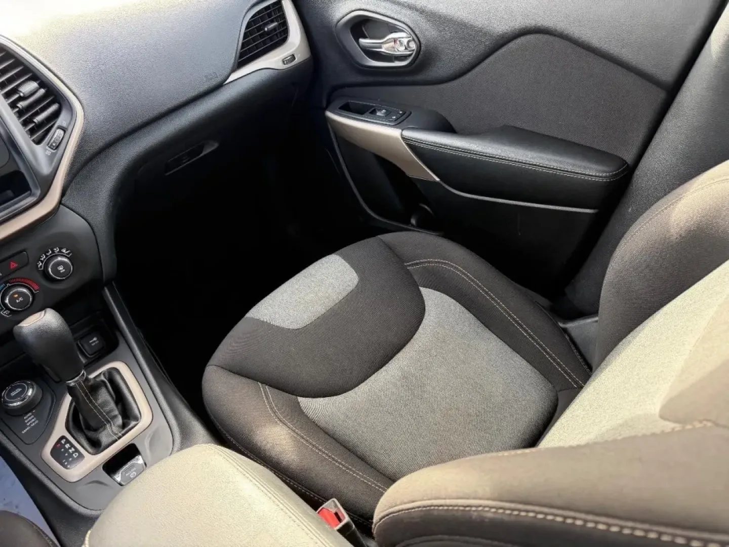 2018 /Black Cloth Jeep Cherokee Latitude (1C4PJMCB6JD) with an 2.4L engine, Automatic transmission, located at 970 Woodlawn Dr., Farmington, MO, 63640, (573) 431-7800, 37.825642, -90.468674 - Experience adventure without the sacrifice of comfort in this rugged yet refined 2018 Jeep Cherokee, now available at Pettus CDJR Farmington. Located in the heart of Farmington, MO, at 970 Woodlawn Drive, we pride ourselves on offering quality used vehicles that cater to a variety of lifestyles. Whe - Photo#16