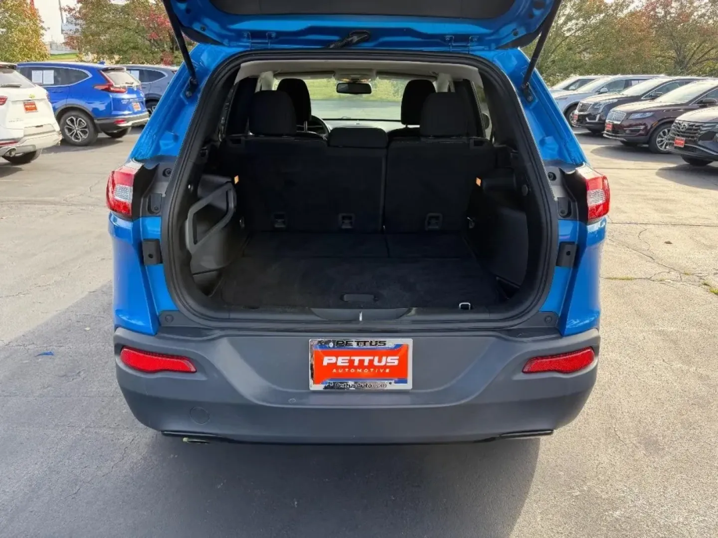 2018 /Black Cloth Jeep Cherokee Latitude (1C4PJMCB6JD) with an 2.4L engine, Automatic transmission, located at 970 Woodlawn Dr., Farmington, MO, 63640, (573) 431-7800, 37.825642, -90.468674 - Experience adventure without the sacrifice of comfort in this rugged yet refined 2018 Jeep Cherokee, now available at Pettus CDJR Farmington. Located in the heart of Farmington, MO, at 970 Woodlawn Drive, we pride ourselves on offering quality used vehicles that cater to a variety of lifestyles. Whe - Photo#4