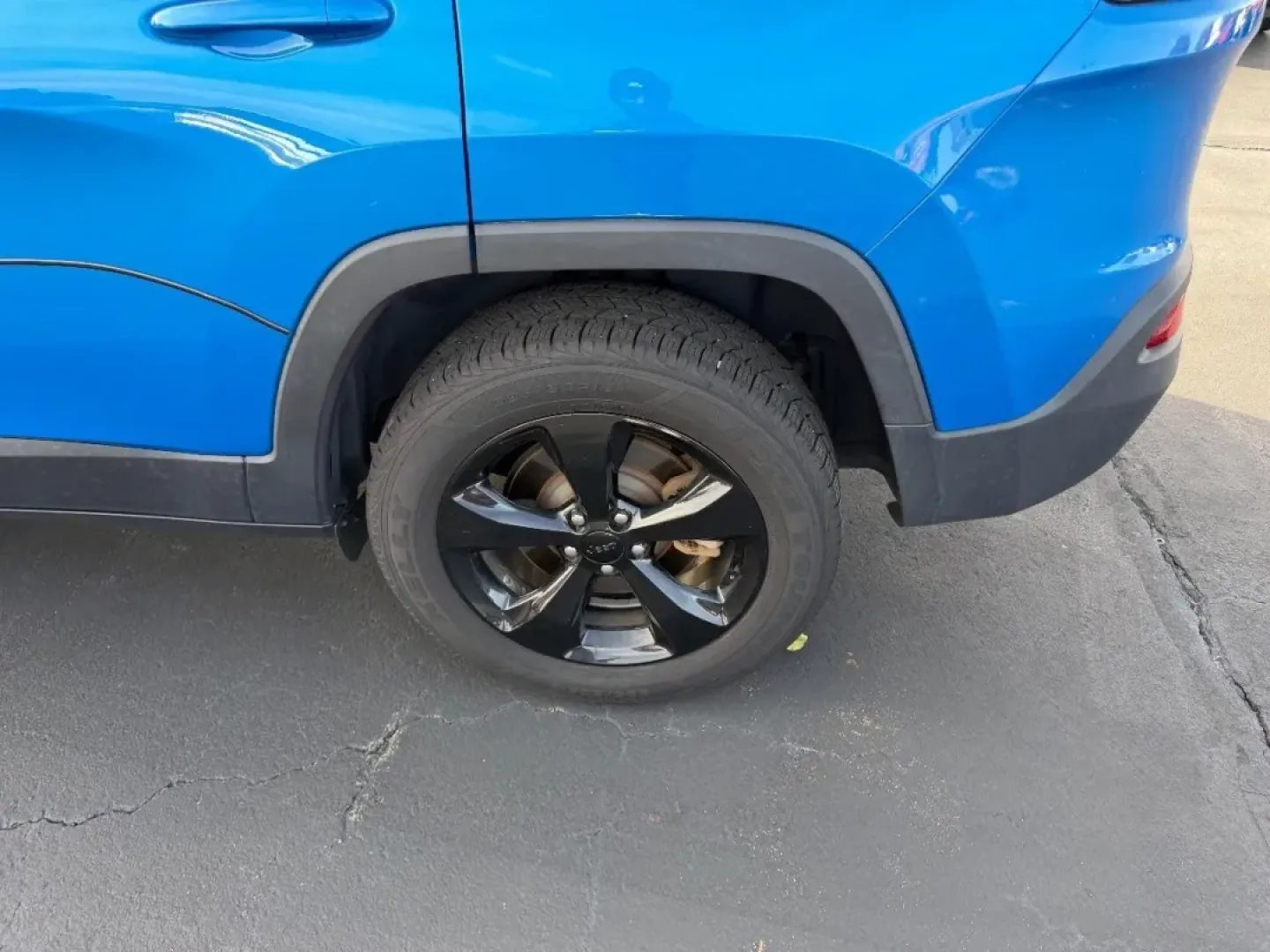 2018 /Black Cloth Jeep Cherokee Latitude (1C4PJMCB6JD) with an 2.4L engine, Automatic transmission, located at 970 Woodlawn Dr., Farmington, MO, 63640, (573) 431-7800, 37.825642, -90.468674 - Experience adventure without the sacrifice of comfort in this rugged yet refined 2018 Jeep Cherokee, now available at Pettus CDJR Farmington. Located in the heart of Farmington, MO, at 970 Woodlawn Drive, we pride ourselves on offering quality used vehicles that cater to a variety of lifestyles. Whe - Photo#5