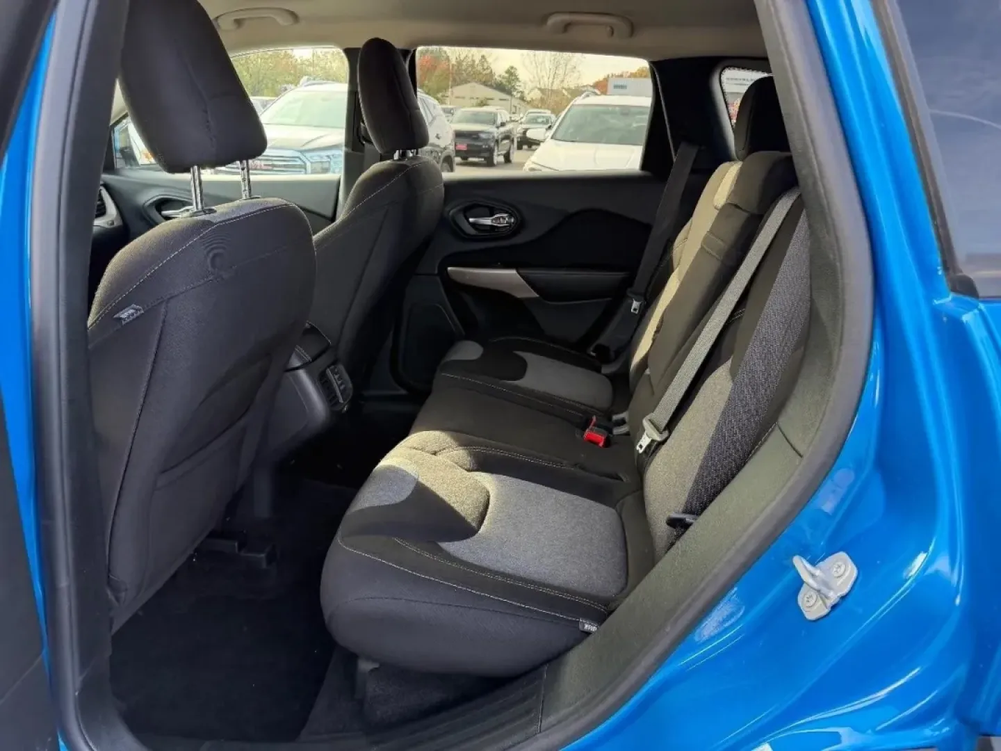 2018 /Black Cloth Jeep Cherokee Latitude (1C4PJMCB6JD) with an 2.4L engine, Automatic transmission, located at 970 Woodlawn Dr., Farmington, MO, 63640, (573) 431-7800, 37.825642, -90.468674 - Experience adventure without the sacrifice of comfort in this rugged yet refined 2018 Jeep Cherokee, now available at Pettus CDJR Farmington. Located in the heart of Farmington, MO, at 970 Woodlawn Drive, we pride ourselves on offering quality used vehicles that cater to a variety of lifestyles. Whe - Photo#8