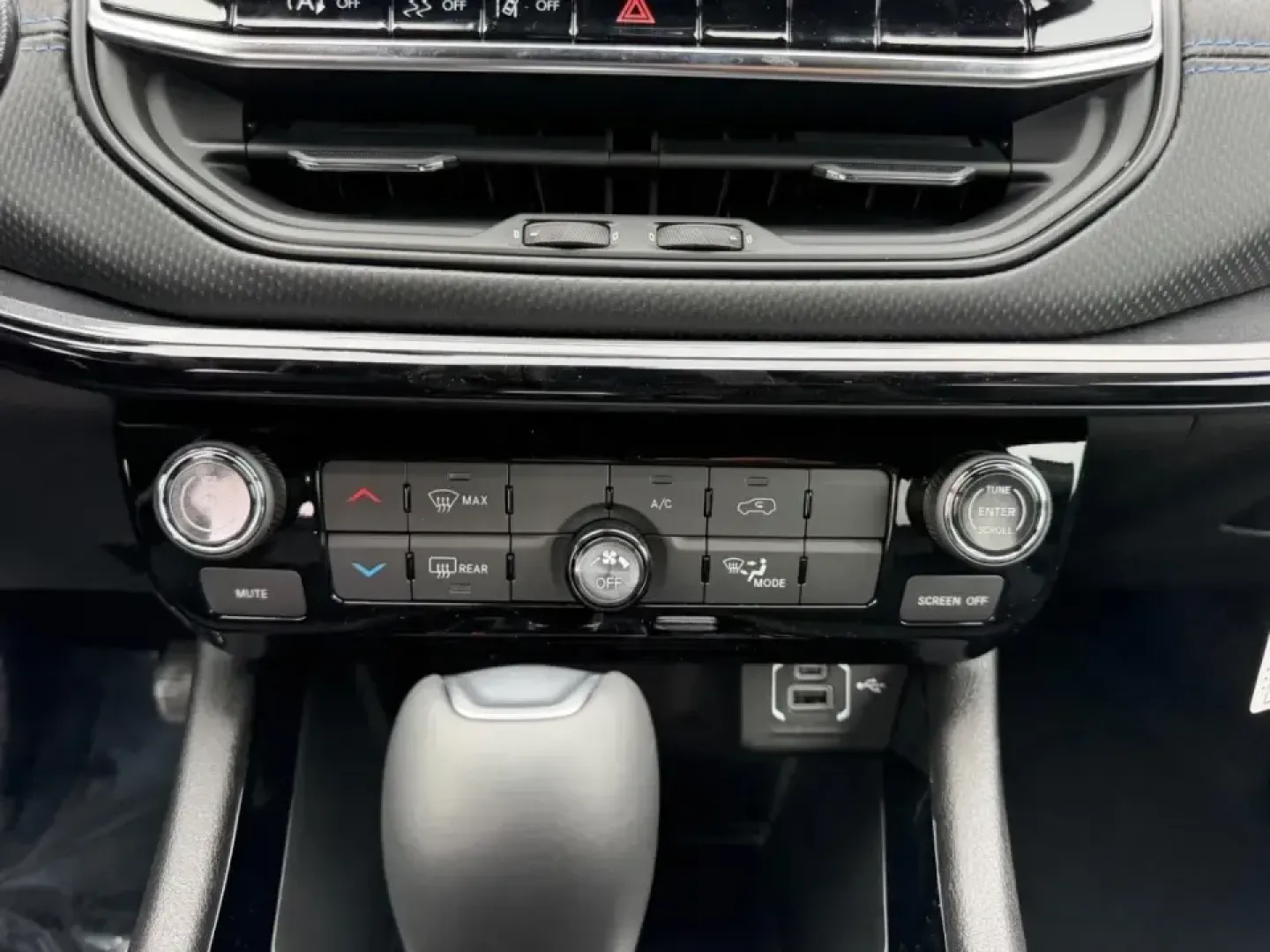 2026 /Black Leather Trimmed Jeep Compass Latitude (3C4NJDBN1TT) with an 2.0L engine, located at 970 Woodlawn Dr., Farmington, MO, 63640, (573) 431-7800, 37.825642, -90.468674 - Weekday commute, school drop-offs, and spontaneous weekend escapes all get easier when your SUV is efficient, confident in bad weather, and comfortable enough for long miles. This **2026 Jeep Compass Latitude 4x4** is built for that real-life rhythm-whether you're merging onto US-67 for work, loadin - Photo#14