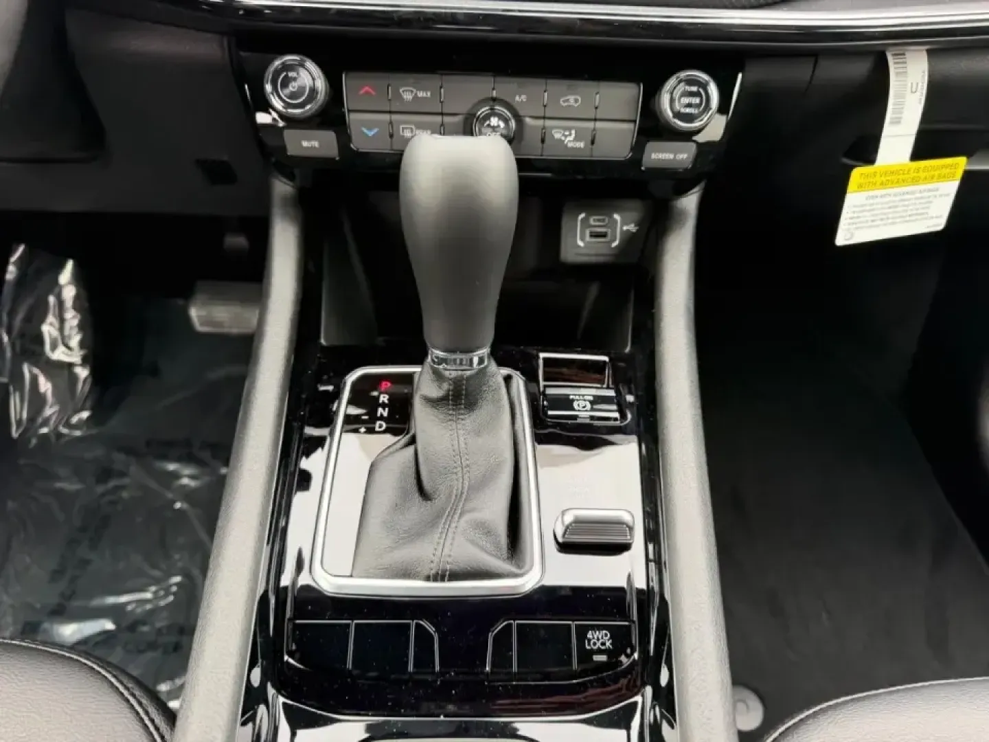 2026 /Black Leather Trimmed Jeep Compass Latitude (3C4NJDBN1TT) with an 2.0L engine, located at 970 Woodlawn Dr., Farmington, MO, 63640, (573) 431-7800, 37.825642, -90.468674 - Weekday commute, school drop-offs, and spontaneous weekend escapes all get easier when your SUV is efficient, confident in bad weather, and comfortable enough for long miles. This **2026 Jeep Compass Latitude 4x4** is built for that real-life rhythm-whether you're merging onto US-67 for work, loadin - Photo#15