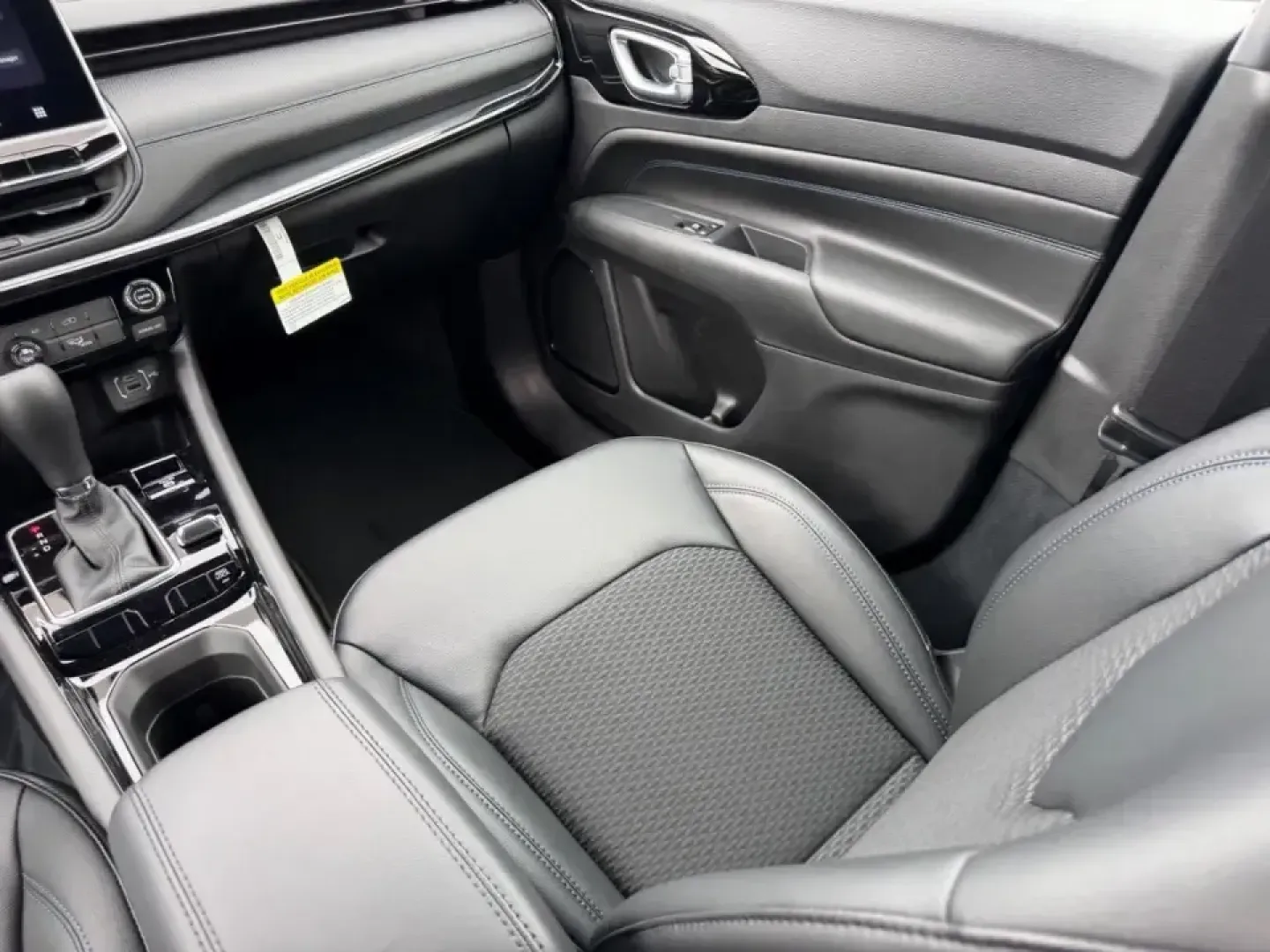 2026 /Black Leather Trimmed Jeep Compass Latitude (3C4NJDBN1TT) with an 2.0L engine, located at 970 Woodlawn Dr., Farmington, MO, 63640, (573) 431-7800, 37.825642, -90.468674 - Weekday commute, school drop-offs, and spontaneous weekend escapes all get easier when your SUV is efficient, confident in bad weather, and comfortable enough for long miles. This **2026 Jeep Compass Latitude 4x4** is built for that real-life rhythm-whether you're merging onto US-67 for work, loadin - Photo#16