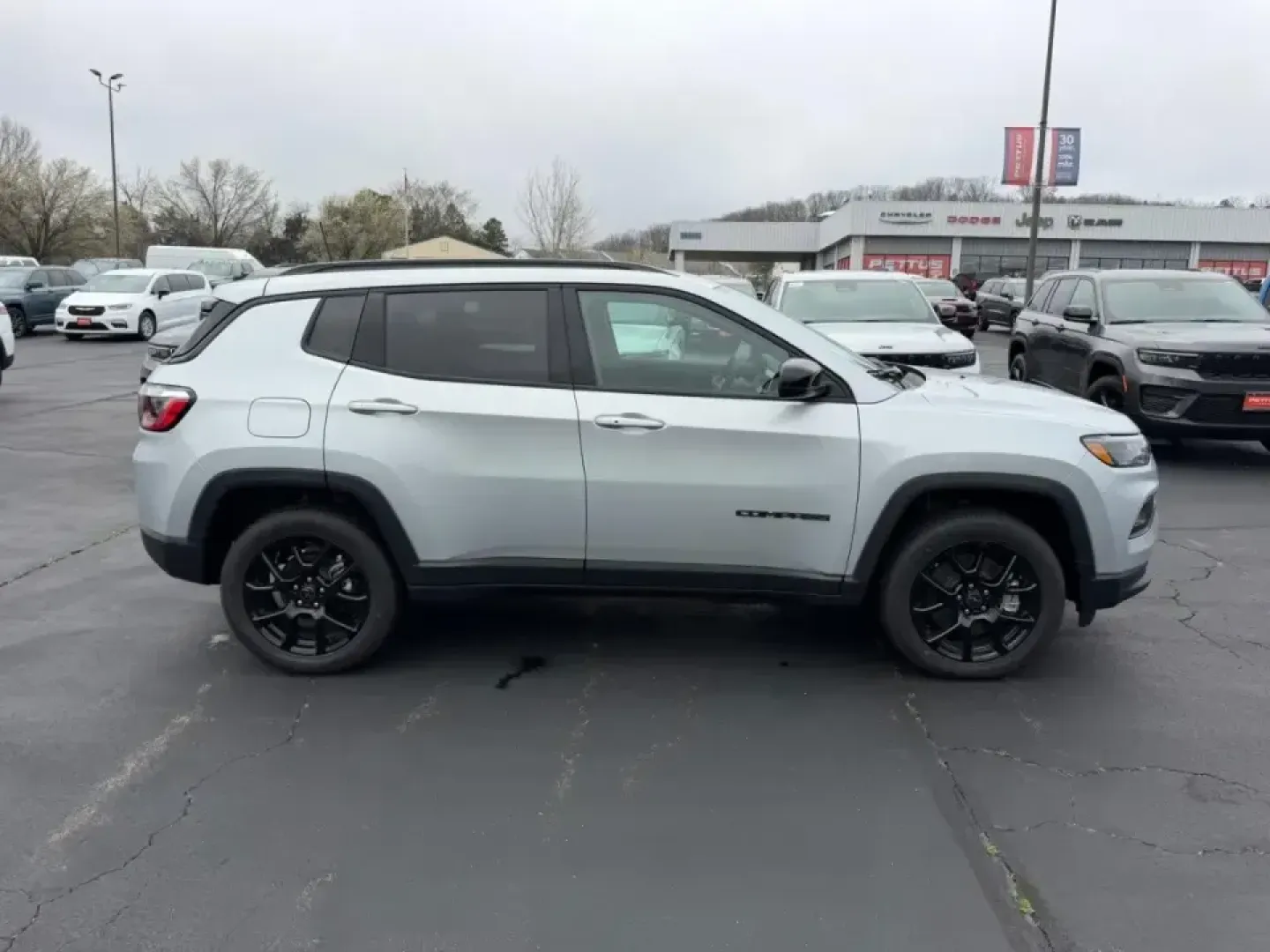 2026 /Black Leather Trimmed Jeep Compass Latitude (3C4NJDBN1TT) with an 2.0L engine, located at 970 Woodlawn Dr., Farmington, MO, 63640, (573) 431-7800, 37.825642, -90.468674 - Weekday commute, school drop-offs, and spontaneous weekend escapes all get easier when your SUV is efficient, confident in bad weather, and comfortable enough for long miles. This **2026 Jeep Compass Latitude 4x4** is built for that real-life rhythm-whether you're merging onto US-67 for work, loadin - Photo#1