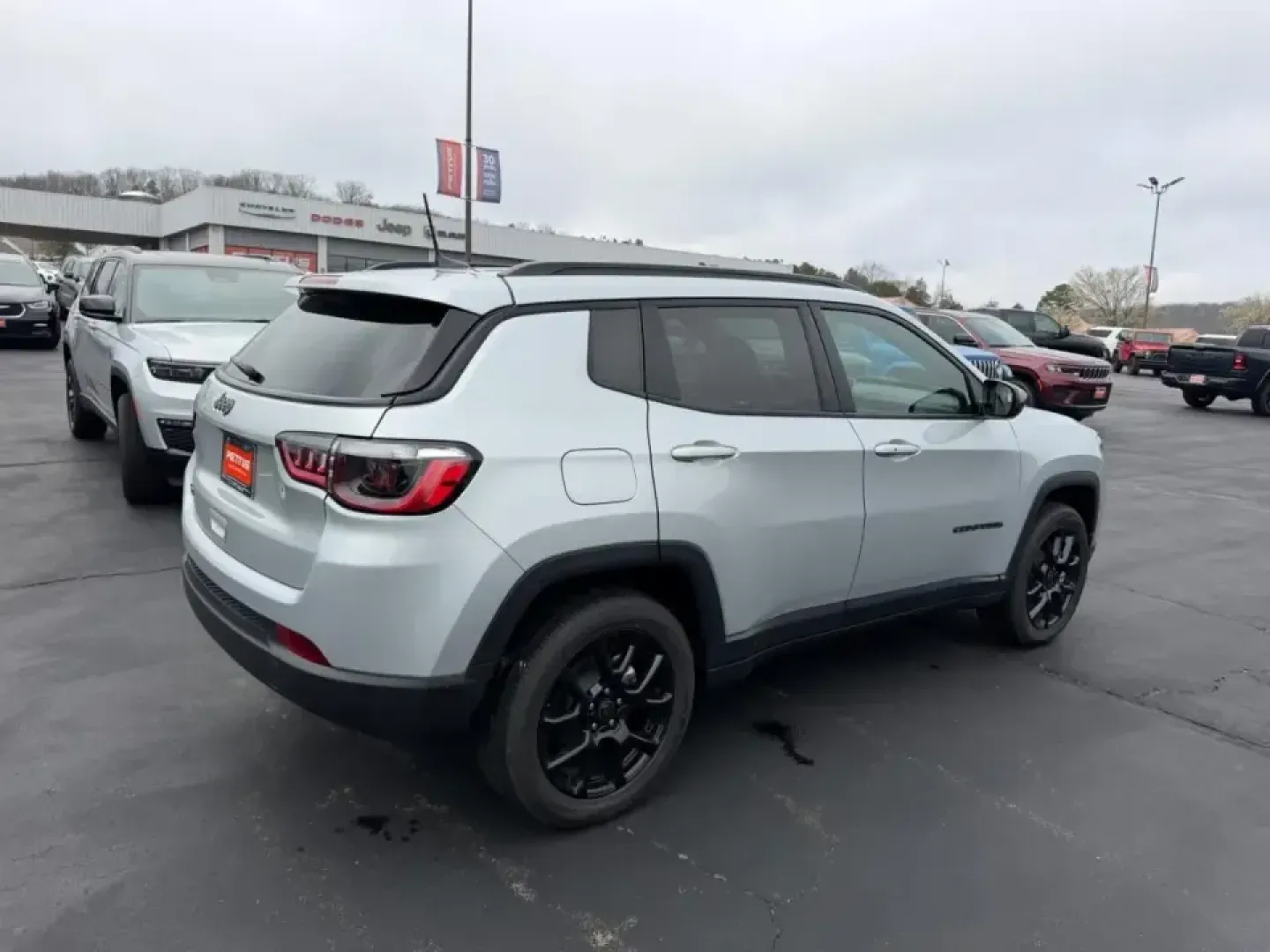 2026 /Black Leather Trimmed Jeep Compass Latitude (3C4NJDBN1TT) with an 2.0L engine, located at 970 Woodlawn Dr., Farmington, MO, 63640, (573) 431-7800, 37.825642, -90.468674 - Weekday commute, school drop-offs, and spontaneous weekend escapes all get easier when your SUV is efficient, confident in bad weather, and comfortable enough for long miles. This **2026 Jeep Compass Latitude 4x4** is built for that real-life rhythm-whether you're merging onto US-67 for work, loadin - Photo#2