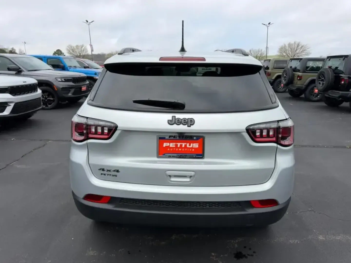 2026 /Black Leather Trimmed Jeep Compass Latitude (3C4NJDBN1TT) with an 2.0L engine, located at 970 Woodlawn Dr., Farmington, MO, 63640, (573) 431-7800, 37.825642, -90.468674 - Weekday commute, school drop-offs, and spontaneous weekend escapes all get easier when your SUV is efficient, confident in bad weather, and comfortable enough for long miles. This **2026 Jeep Compass Latitude 4x4** is built for that real-life rhythm-whether you're merging onto US-67 for work, loadin - Photo#3