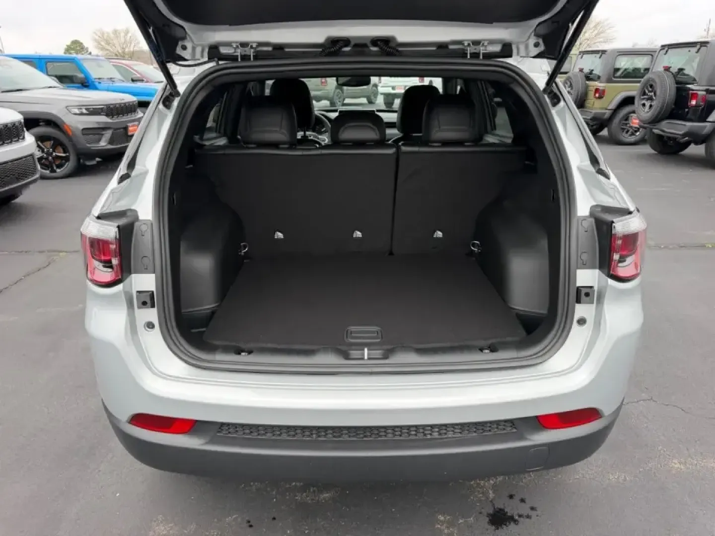 2026 /Black Leather Trimmed Jeep Compass Latitude (3C4NJDBN1TT) with an 2.0L engine, located at 970 Woodlawn Dr., Farmington, MO, 63640, (573) 431-7800, 37.825642, -90.468674 - Weekday commute, school drop-offs, and spontaneous weekend escapes all get easier when your SUV is efficient, confident in bad weather, and comfortable enough for long miles. This **2026 Jeep Compass Latitude 4x4** is built for that real-life rhythm-whether you're merging onto US-67 for work, loadin - Photo#4