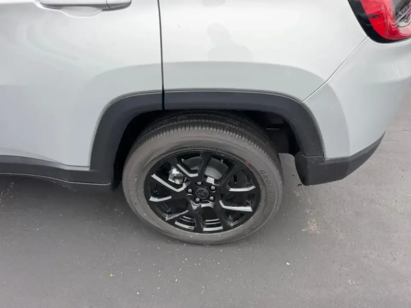 2026 /Black Leather Trimmed Jeep Compass Latitude (3C4NJDBN1TT) with an 2.0L engine, located at 970 Woodlawn Dr., Farmington, MO, 63640, (573) 431-7800, 37.825642, -90.468674 - Weekday commute, school drop-offs, and spontaneous weekend escapes all get easier when your SUV is efficient, confident in bad weather, and comfortable enough for long miles. This **2026 Jeep Compass Latitude 4x4** is built for that real-life rhythm-whether you're merging onto US-67 for work, loadin - Photo#5