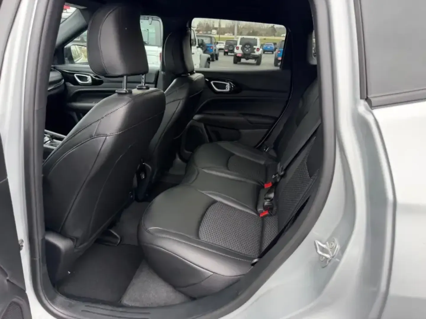 2026 /Black Leather Trimmed Jeep Compass Latitude (3C4NJDBN1TT) with an 2.0L engine, located at 970 Woodlawn Dr., Farmington, MO, 63640, (573) 431-7800, 37.825642, -90.468674 - Weekday commute, school drop-offs, and spontaneous weekend escapes all get easier when your SUV is efficient, confident in bad weather, and comfortable enough for long miles. This **2026 Jeep Compass Latitude 4x4** is built for that real-life rhythm-whether you're merging onto US-67 for work, loadin - Photo#8