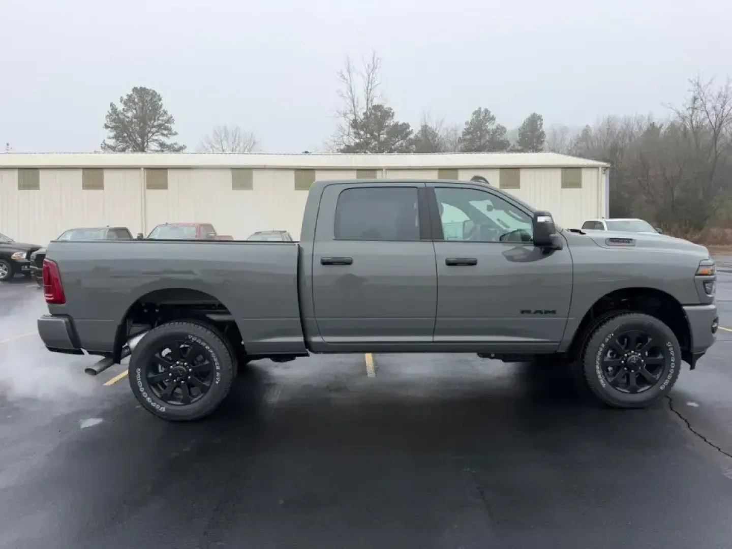2026 /Diesel Gray/Black Cloth Ram 2500 Big Horn (3C6UR5DJ6TG) with an 6.4L V8 HEMI HD engine, 6A transmission, located at 970 Woodlawn Dr., Farmington, MO, 63640, (573) 431-7800, 37.825642, -90.468674 - Built for the kind of life that doesn't slow down-hauling a camper to St. Joe State Park, towing a trailer out past US-67, or handling winter backroads on the way to work-this 2026 Ram 2500 Big Horn is the heavy-duty truck that makes big plans feel easy. With only **5 miles** on the odometer, you're - Photo#1