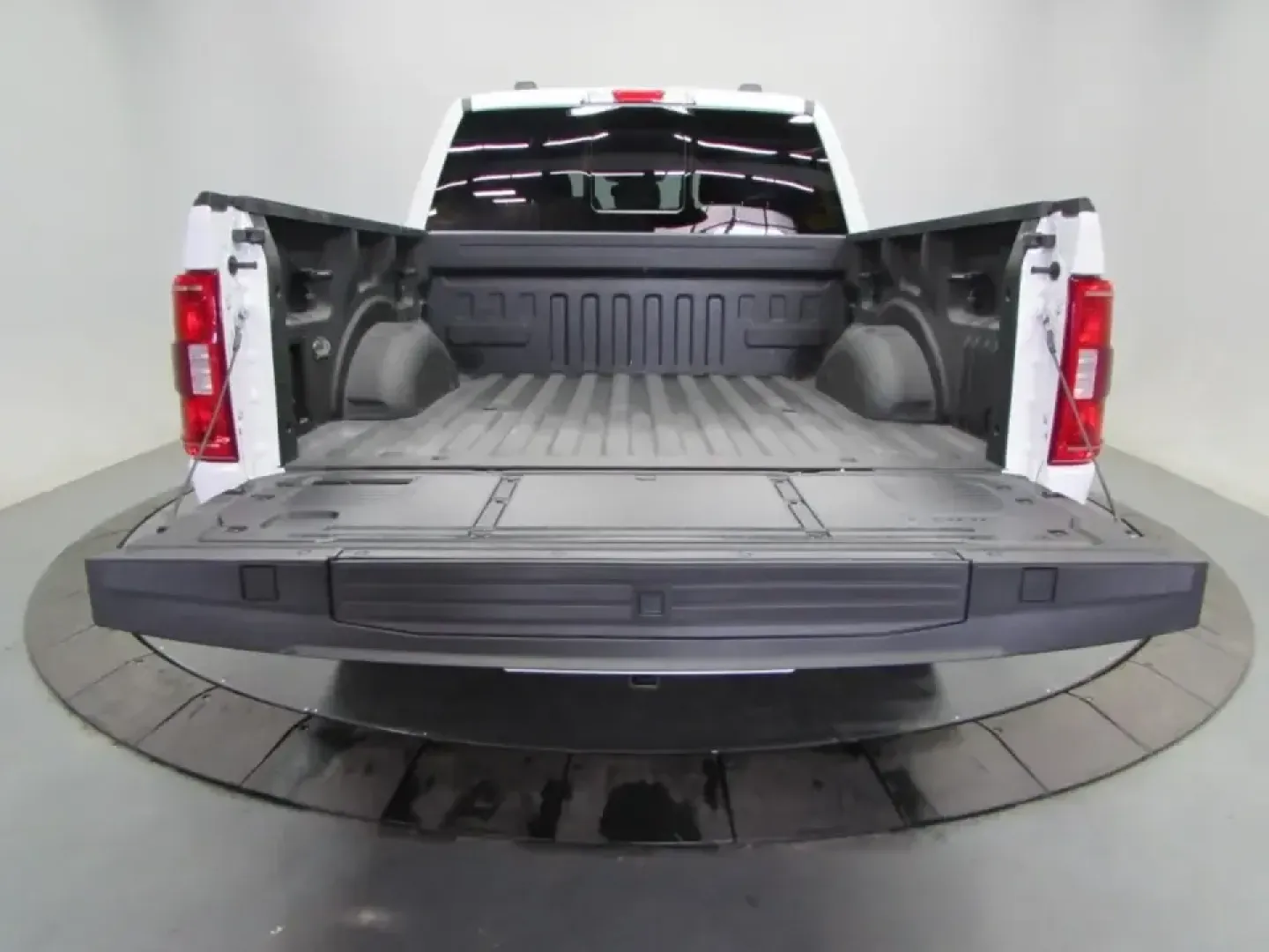 2023 /Black W/Medium Dark Slate Ford F-150 XLT (1FTFW1E8XPK) with an 3.5L V6 DOHC 24V engine, 6A transmission, located at 12830 Highway 21, De Soto, MO, 63020, (636) 337-7777, 38.153099, -90.573624 - Whether you're hauling supplies to a job site off Highway 21, towing the boat for a weekend at Washington State Park, or loading up the family for a long road trip out of De Soto, this **2023 Ford F-150 XL SuperCrew 6.5-ft. Bed 4WD** is built for real life in Missouri. It's the kind of truck that fi - Photo#10