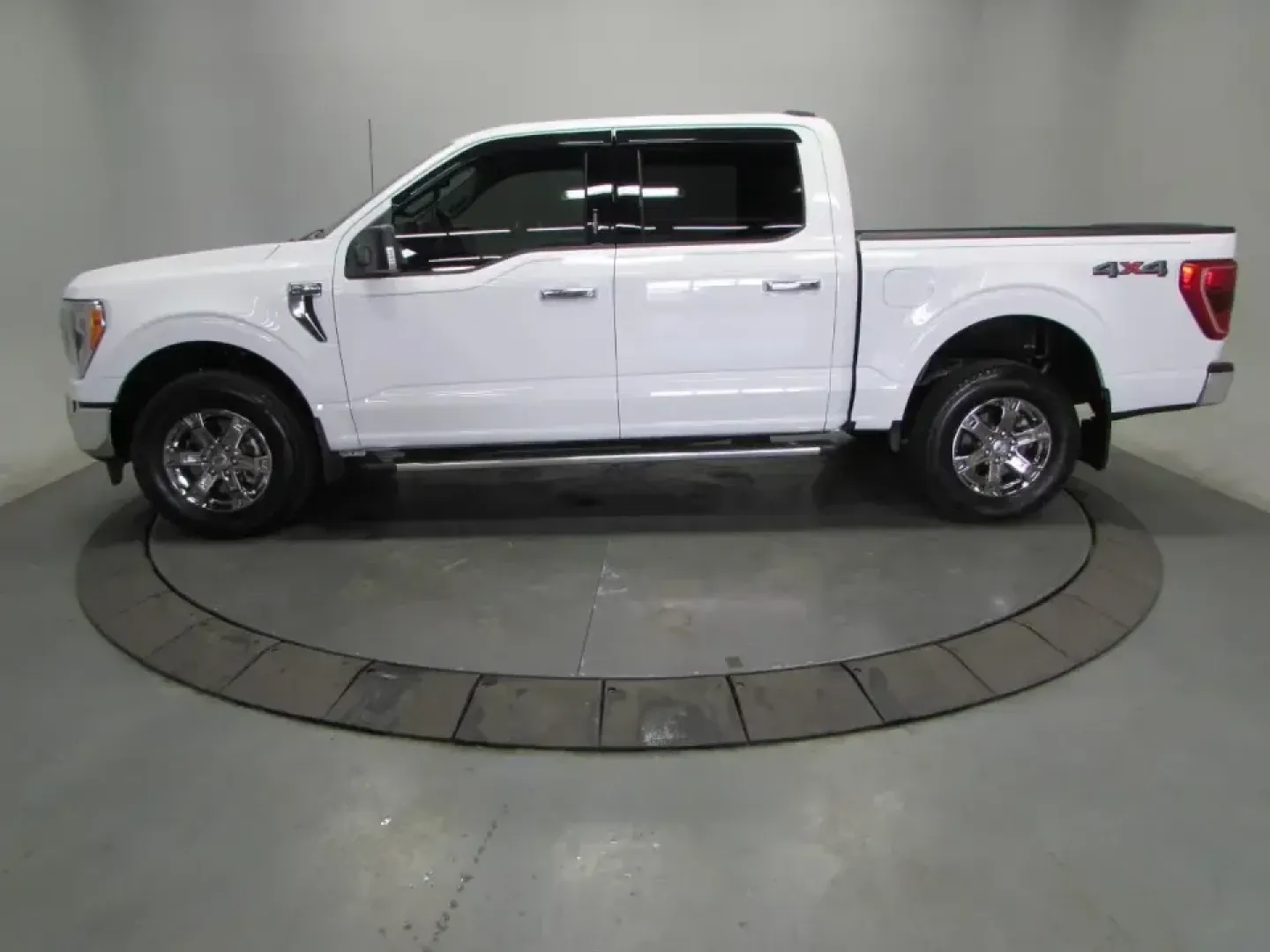 2023 /Black W/Medium Dark Slate Ford F-150 XLT (1FTFW1E8XPK) with an 3.5L V6 DOHC 24V engine, 6A transmission, located at 12830 Highway 21, De Soto, MO, 63020, (636) 337-7777, 38.153099, -90.573624 - Whether you're hauling supplies to a job site off Highway 21, towing the boat for a weekend at Washington State Park, or loading up the family for a long road trip out of De Soto, this **2023 Ford F-150 XL SuperCrew 6.5-ft. Bed 4WD** is built for real life in Missouri. It's the kind of truck that fi - Photo#3