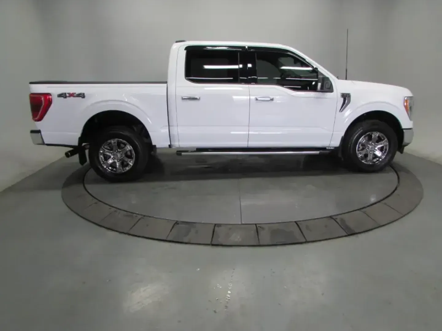2023 /Black W/Medium Dark Slate Ford F-150 XLT (1FTFW1E8XPK) with an 3.5L V6 DOHC 24V engine, 6A transmission, located at 12830 Highway 21, De Soto, MO, 63020, (636) 337-7777, 38.153099, -90.573624 - Whether you're hauling supplies to a job site off Highway 21, towing the boat for a weekend at Washington State Park, or loading up the family for a long road trip out of De Soto, this **2023 Ford F-150 XL SuperCrew 6.5-ft. Bed 4WD** is built for real life in Missouri. It's the kind of truck that fi - Photo#7