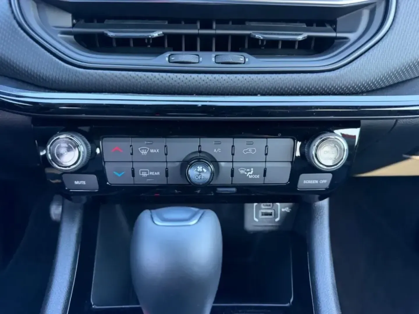 2026 /Black Leather Trimmed Jeep Compass Latitude (3C4NJDBN8TT) with an 2.0L engine, located at 970 Woodlawn Dr., Farmington, MO, 63640, (573) 431-7800, 37.825642, -90.468674 - Built for the kind of life that doesn't stop when the weather changes, the 2026 Jeep Compass Latitude is the SUV that fits right into busy weekdays, spontaneous weekend escapes, and everything in between. Whether you're commuting from Farmington to nearby towns, loading up for a family day out, or p - Photo#14