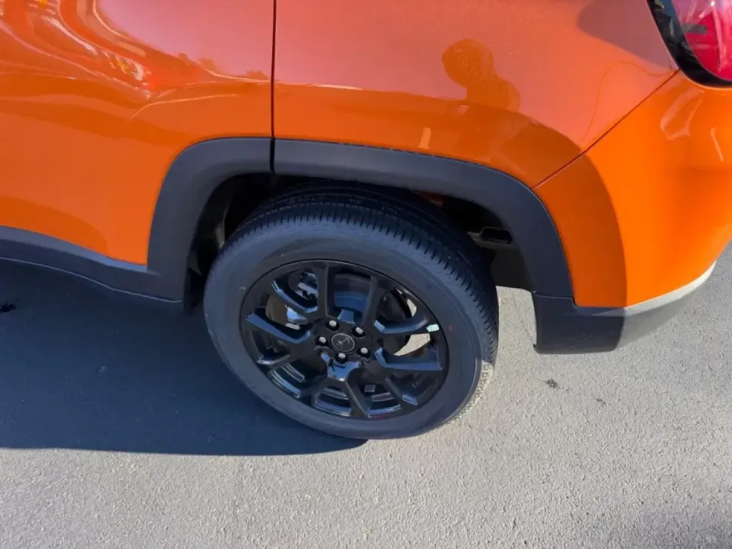 2026 /Black Leather Trimmed Jeep Compass Latitude (3C4NJDBN8TT) with an 2.0L engine, located at 970 Woodlawn Dr., Farmington, MO, 63640, (573) 431-7800, 37.825642, -90.468674 - Built for the kind of life that doesn't stop when the weather changes, the 2026 Jeep Compass Latitude is the SUV that fits right into busy weekdays, spontaneous weekend escapes, and everything in between. Whether you're commuting from Farmington to nearby towns, loading up for a family day out, or p - Photo#5