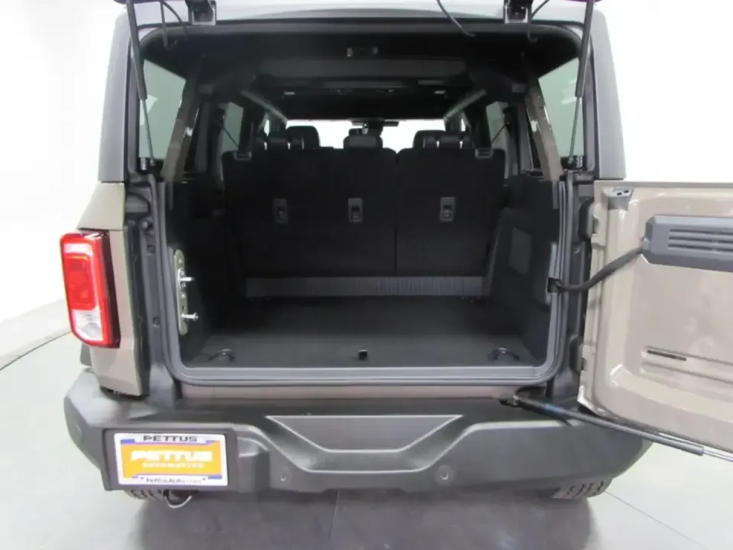 2026 /Black Onyx Ford Bronco Big Bend (1FMDE7BH3TL) with an 2.3L EcoBoost I-4 engine, 7M transmission, located at 12836 Highway 21, De Soto, MO, 63020, (636) 337-7777, 38.151867, -90.575615 - Weekend trail runs, lake-day gear hauls, and everyday commuting across Jefferson County all get easier when your SUV is built for real life-not just the parking lot. This **2026 Ford Bronco Big Bend** in **Marsh Gray** is the kind of vehicle that fits multiple lifestyles at once: confident enough fo - Photo#10