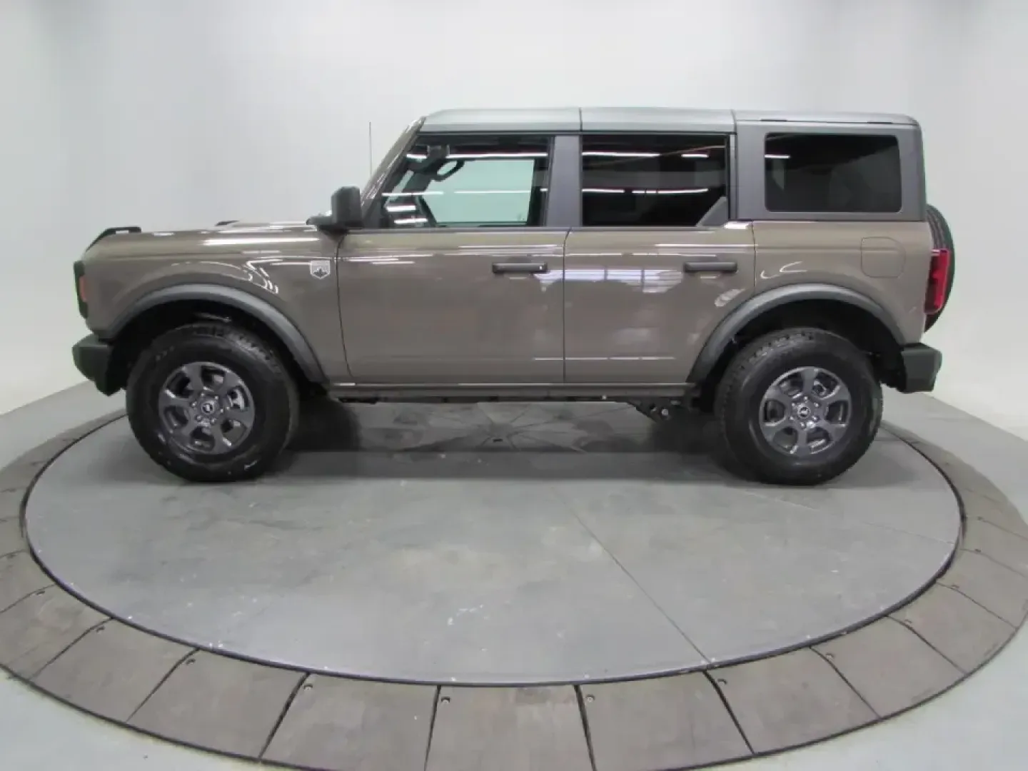 2026 /Black Onyx Ford Bronco Big Bend (1FMDE7BH3TL) with an 2.3L EcoBoost I-4 engine, 7M transmission, located at 12836 Highway 21, De Soto, MO, 63020, (636) 337-7777, 38.151867, -90.575615 - Weekend trail runs, lake-day gear hauls, and everyday commuting across Jefferson County all get easier when your SUV is built for real life-not just the parking lot. This **2026 Ford Bronco Big Bend** in **Marsh Gray** is the kind of vehicle that fits multiple lifestyles at once: confident enough fo - Photo#3
