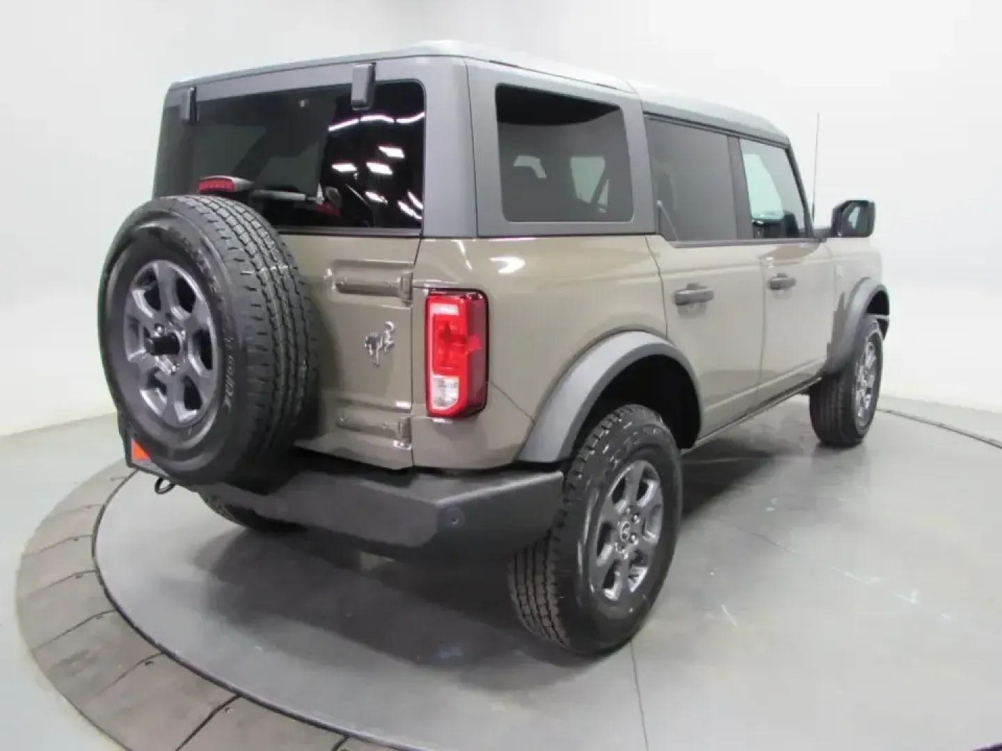 2026 /Black Onyx Ford Bronco Big Bend (1FMDE7BH3TL) with an 2.3L EcoBoost I-4 engine, 7M transmission, located at 12836 Highway 21, De Soto, MO, 63020, (636) 337-7777, 38.151867, -90.575615 - Weekend trail runs, lake-day gear hauls, and everyday commuting across Jefferson County all get easier when your SUV is built for real life-not just the parking lot. This **2026 Ford Bronco Big Bend** in **Marsh Gray** is the kind of vehicle that fits multiple lifestyles at once: confident enough fo - Photo#6